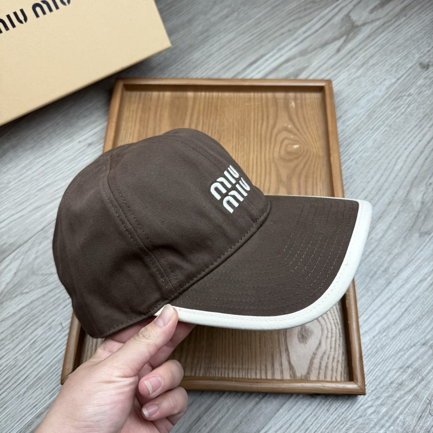 。miumiu。【配防尘袋】新品棒球帽！材质：纯棉！透气性好！春天挡风，夏天防晒必备单品！颜色大气！款式