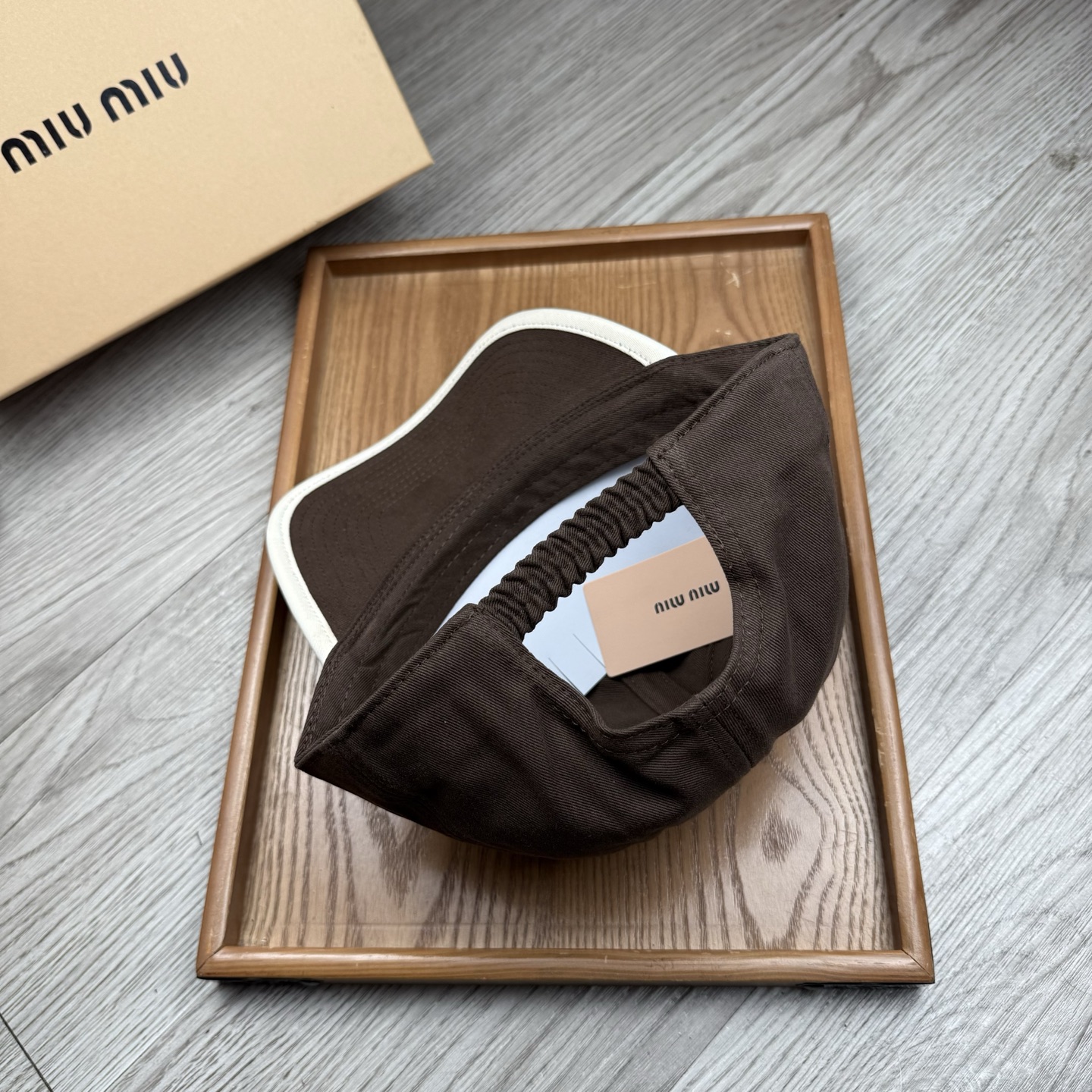 。miumiu。【配防尘袋】新品棒球帽！材质：纯棉！透气性好！春天挡风，夏天防晒必备单品！颜色大气！款式