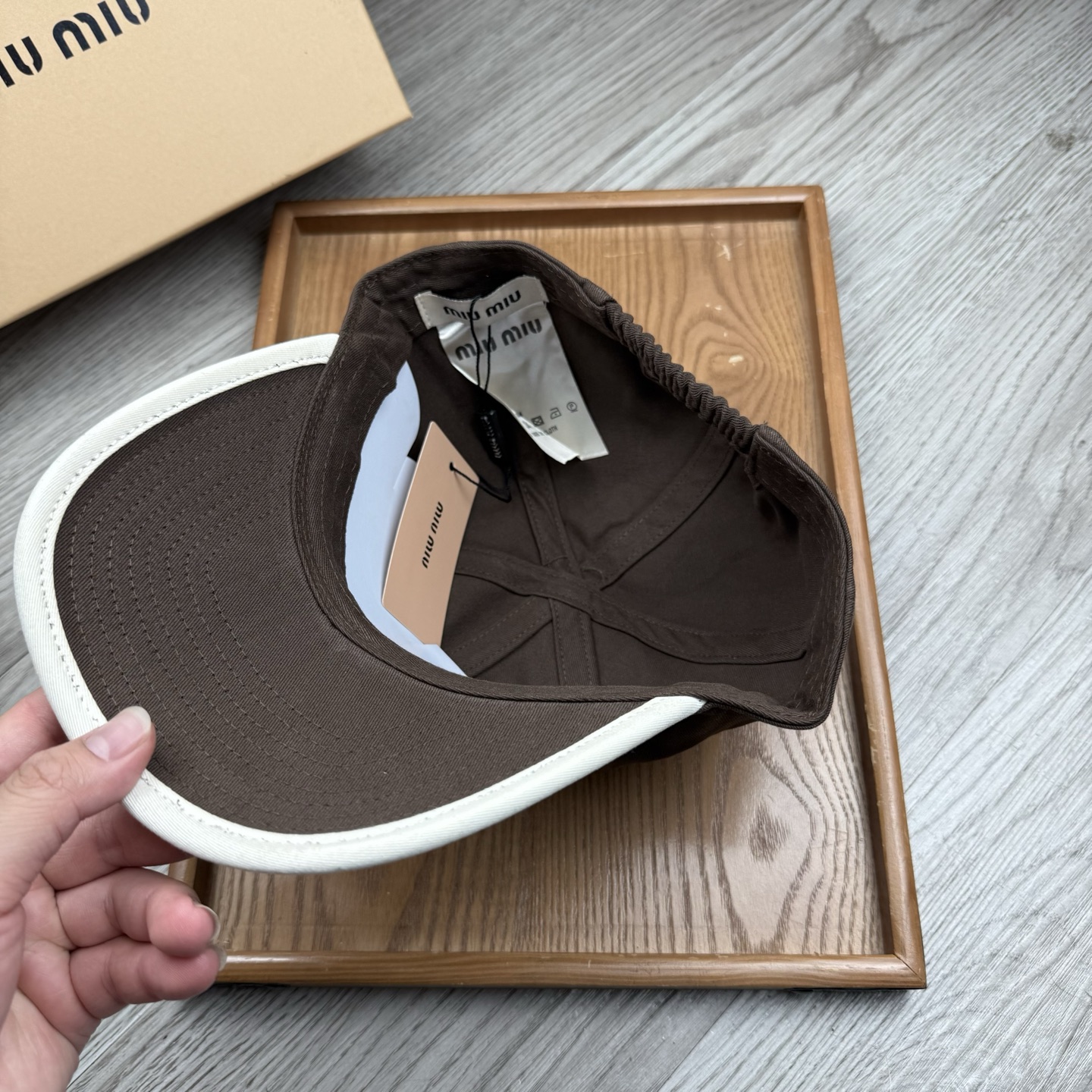 。miumiu。【配防尘袋】新品棒球帽！材质：纯棉！透气性好！春天挡风，夏天防晒必备单品！颜色大气！款式