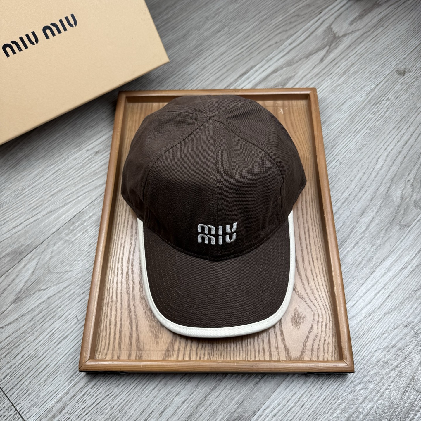 。miumiu。【配防尘袋】新品棒球帽！材质：纯棉！透气性好！春天挡风，夏天防晒必备单品！颜色大气！款式