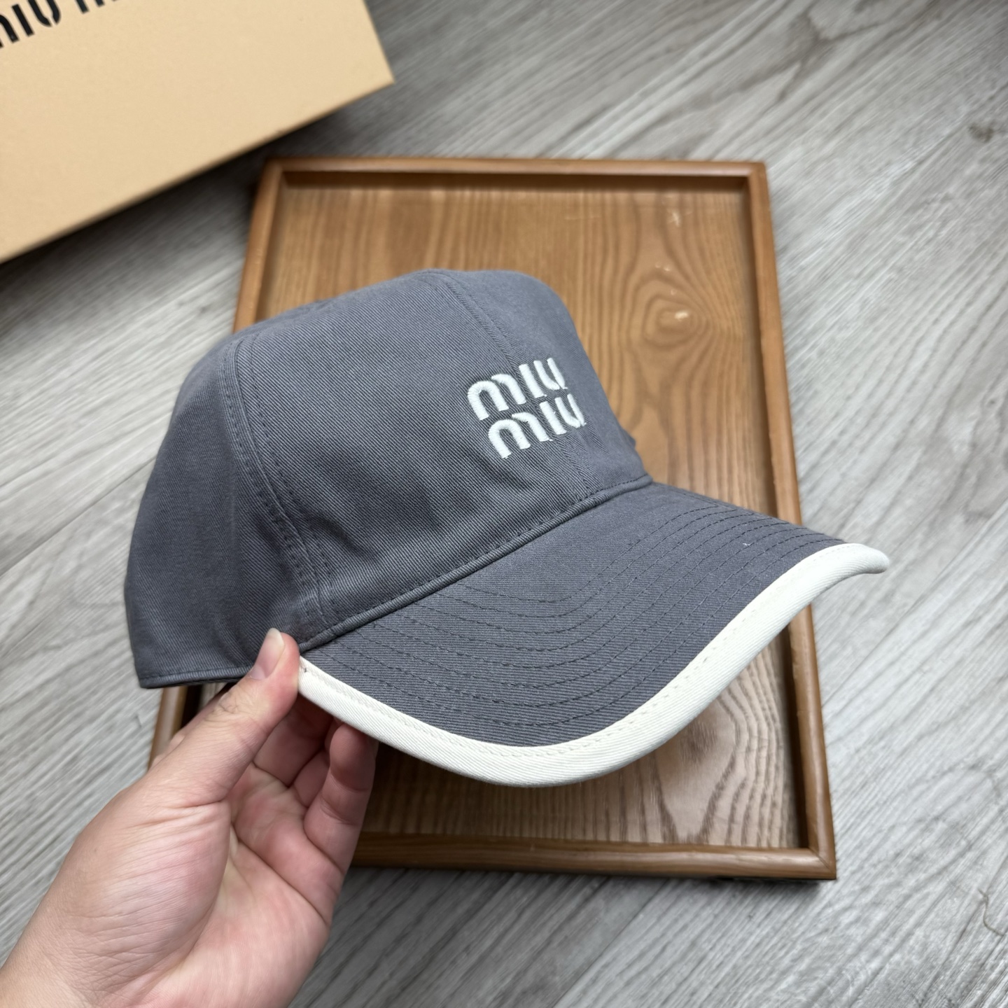 。miumiu。【配防尘袋】新品棒球帽！材质：纯棉！透气性好！春天挡风，夏天防晒必备单品！颜色大气！款式