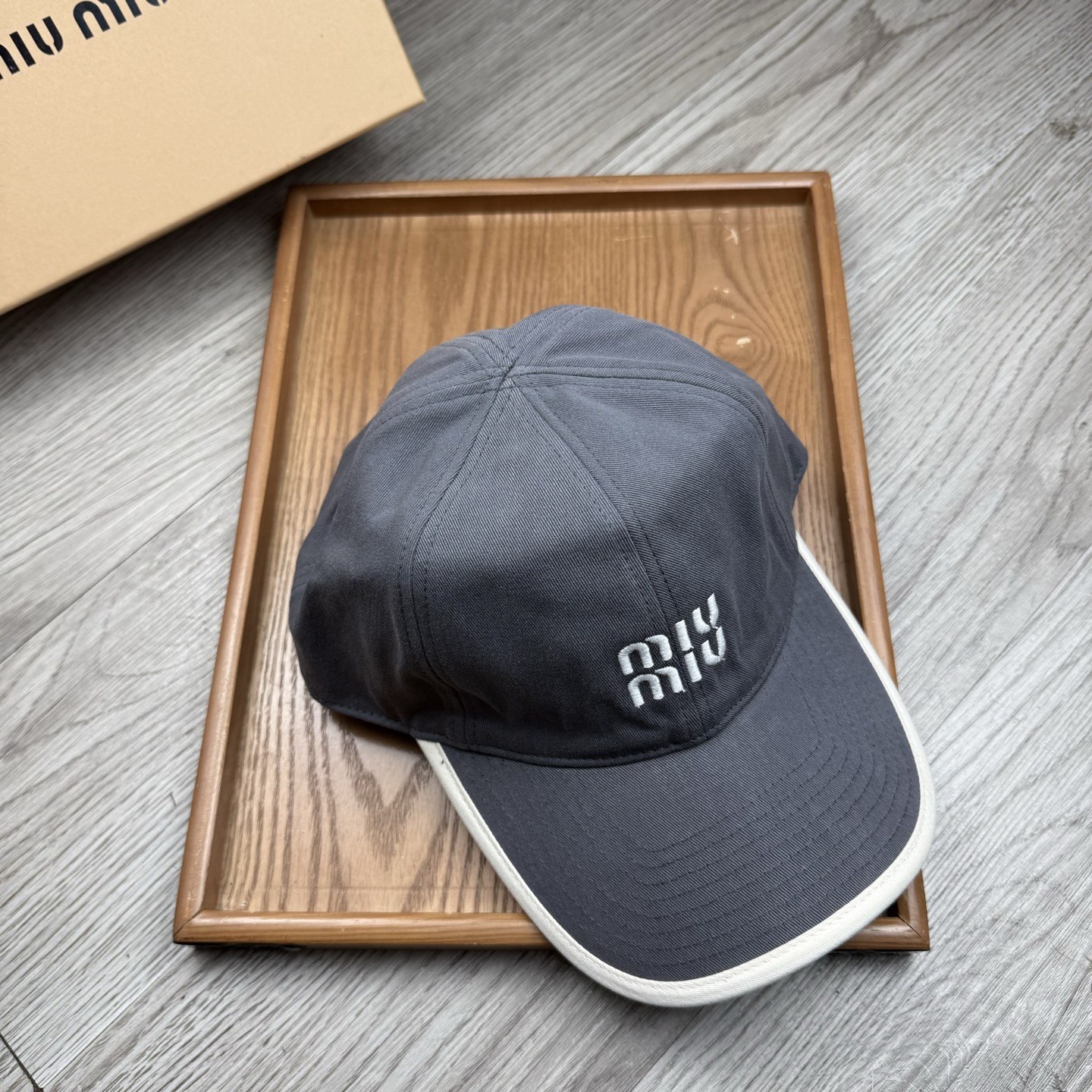 。miumiu。【配防尘袋】新品棒球帽！材质：纯棉！透气性好！春天挡风，夏天防晒必备单品！颜色大气！款式