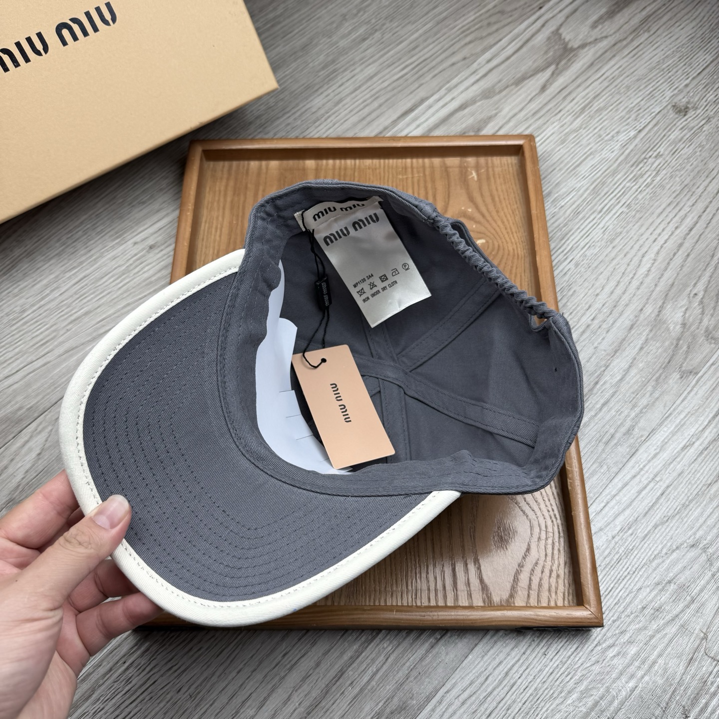 。miumiu。【配防尘袋】新品棒球帽！材质：纯棉！透气性好！春天挡风，夏天防晒必备单品！颜色大气！款式