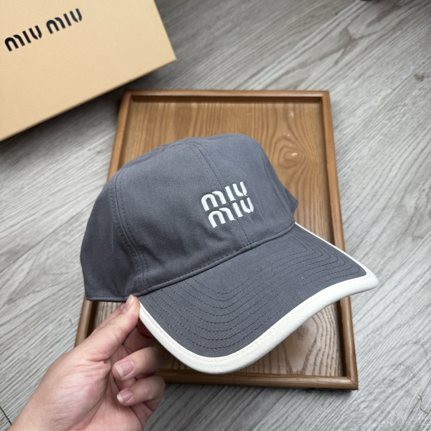 。miumiu。【配防尘袋】新品棒球帽！材质：纯棉！透气性好！春天挡风，夏天防晒必备单品！颜色大气！款式