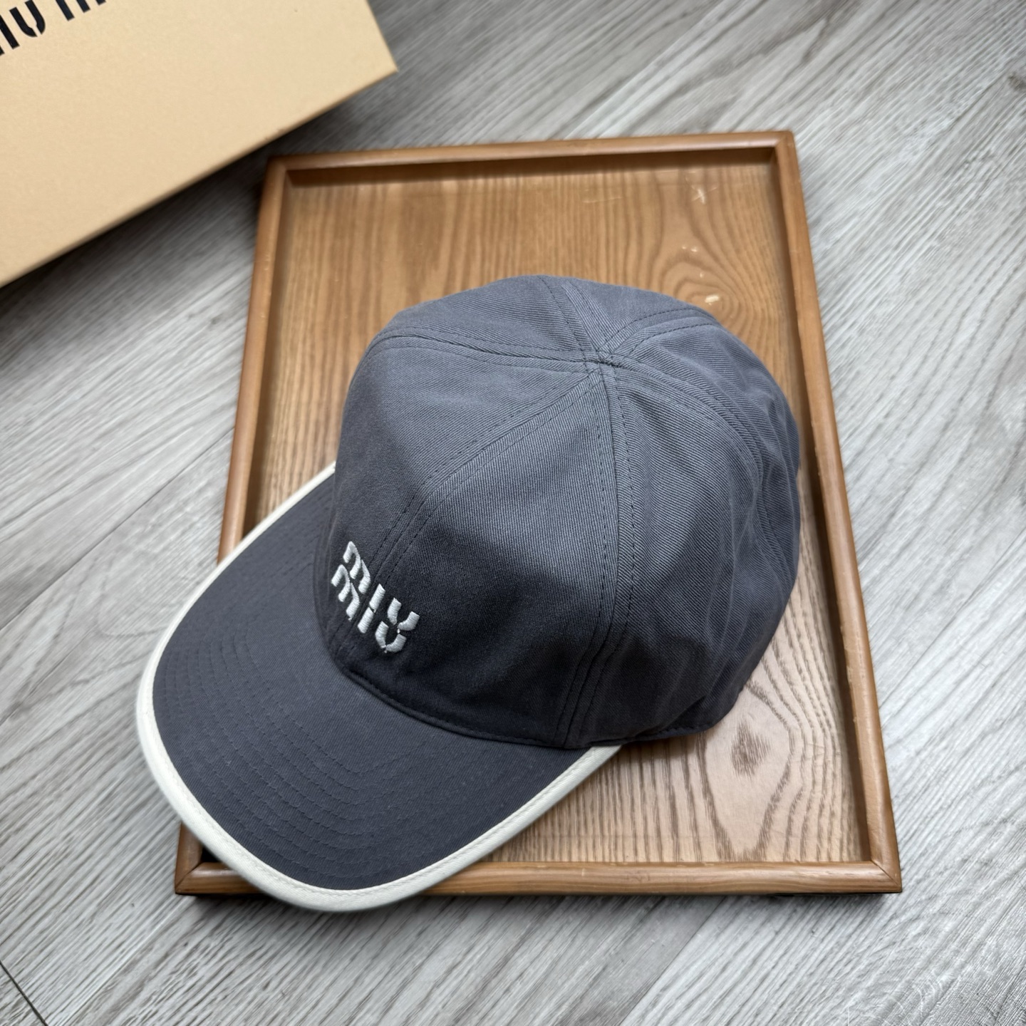 。miumiu。【配防尘袋】新品棒球帽！材质：纯棉！透气性好！春天挡风，夏天防晒必备单品！颜色大气！款式