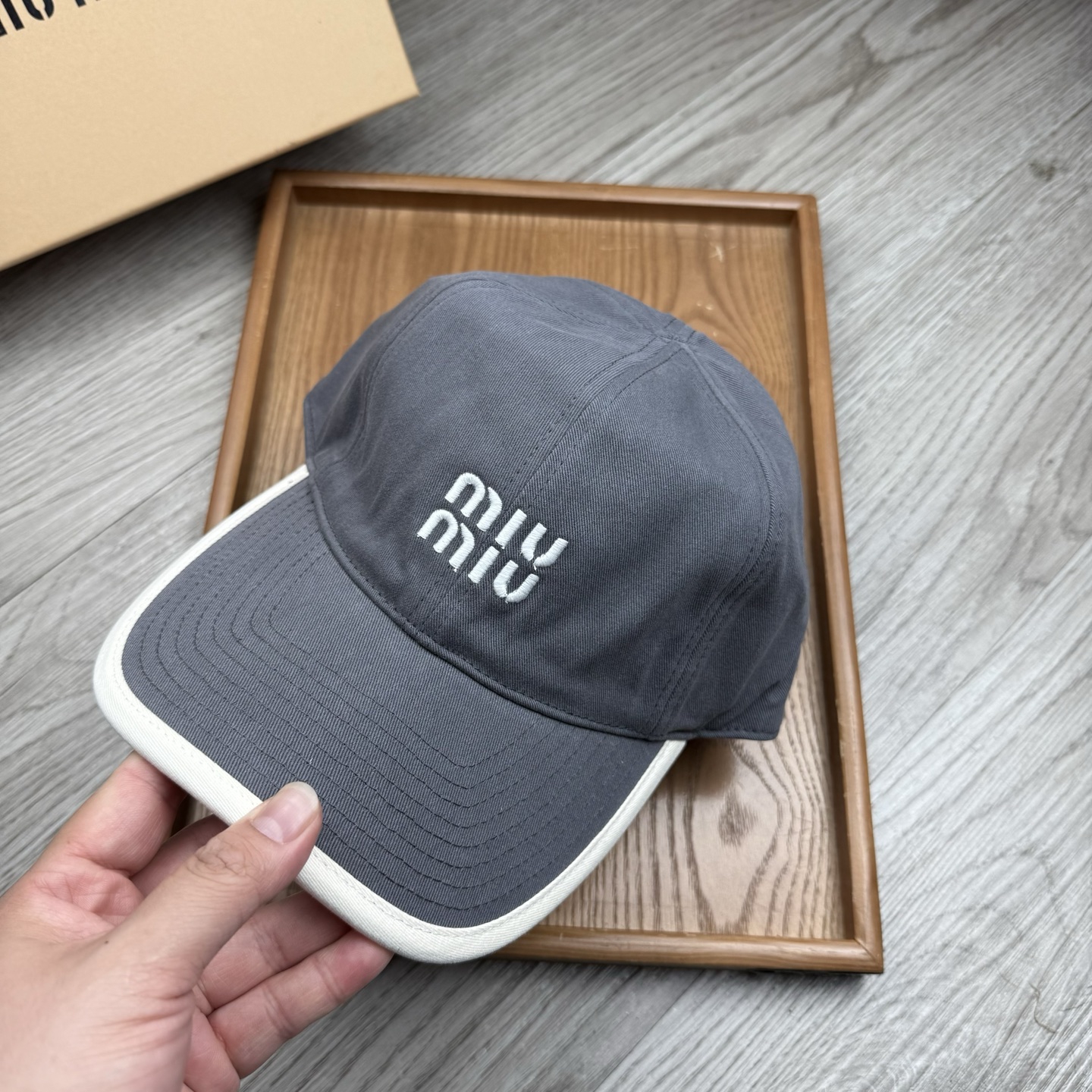 。miumiu。【配防尘袋】新品棒球帽！材质：纯棉！透气性好！春天挡风，夏天防晒必备单品！颜色大气！款式