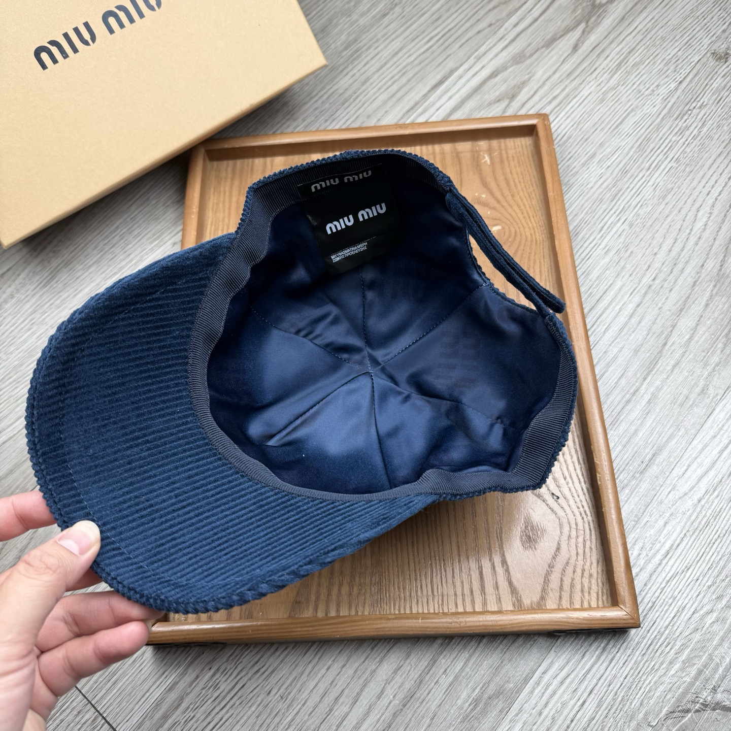 。miumiu。【配防尘袋】灯芯绒。新品棒球帽！材质：纯棉！透气性好！春天挡风，夏天防晒必备单品！颜色大