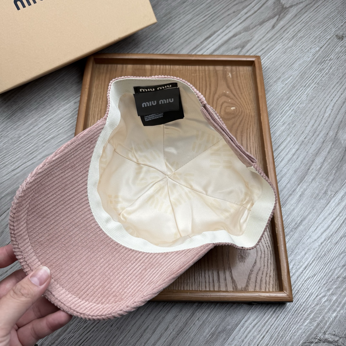 。miumiu。【配防尘袋】灯芯绒。新品棒球帽！材质：纯棉！透气性好！春天挡风，夏天防晒必备单品！颜色大