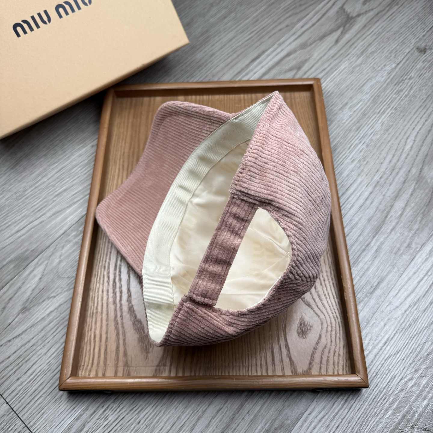 。miumiu。【配防尘袋】灯芯绒。新品棒球帽！材质：纯棉！透气性好！春天挡风，夏天防晒必备单品！颜色大