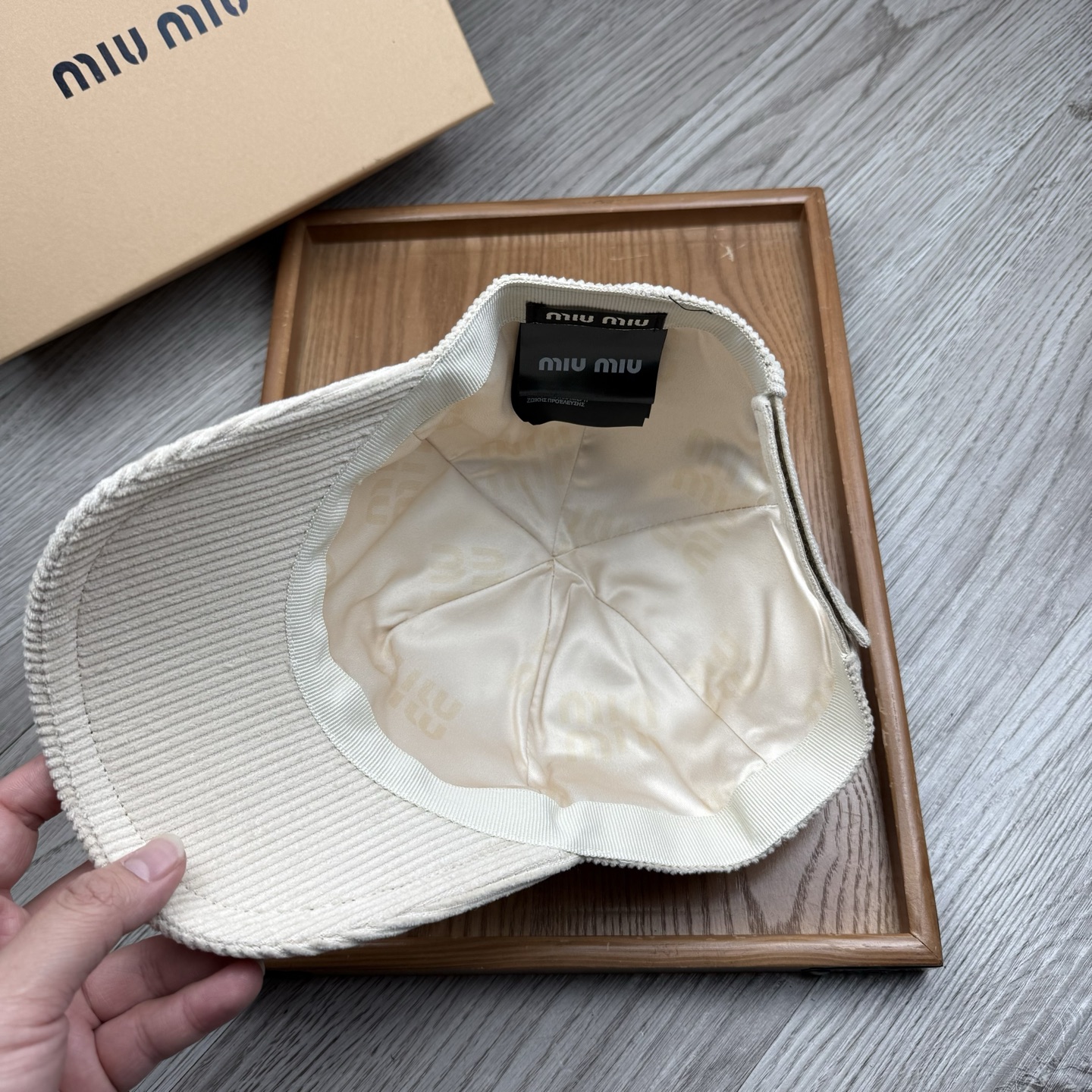 。miumiu。【配防尘袋】灯芯绒。新品棒球帽！材质：纯棉！透气性好！春天挡风，夏天防晒必备单品！颜色大