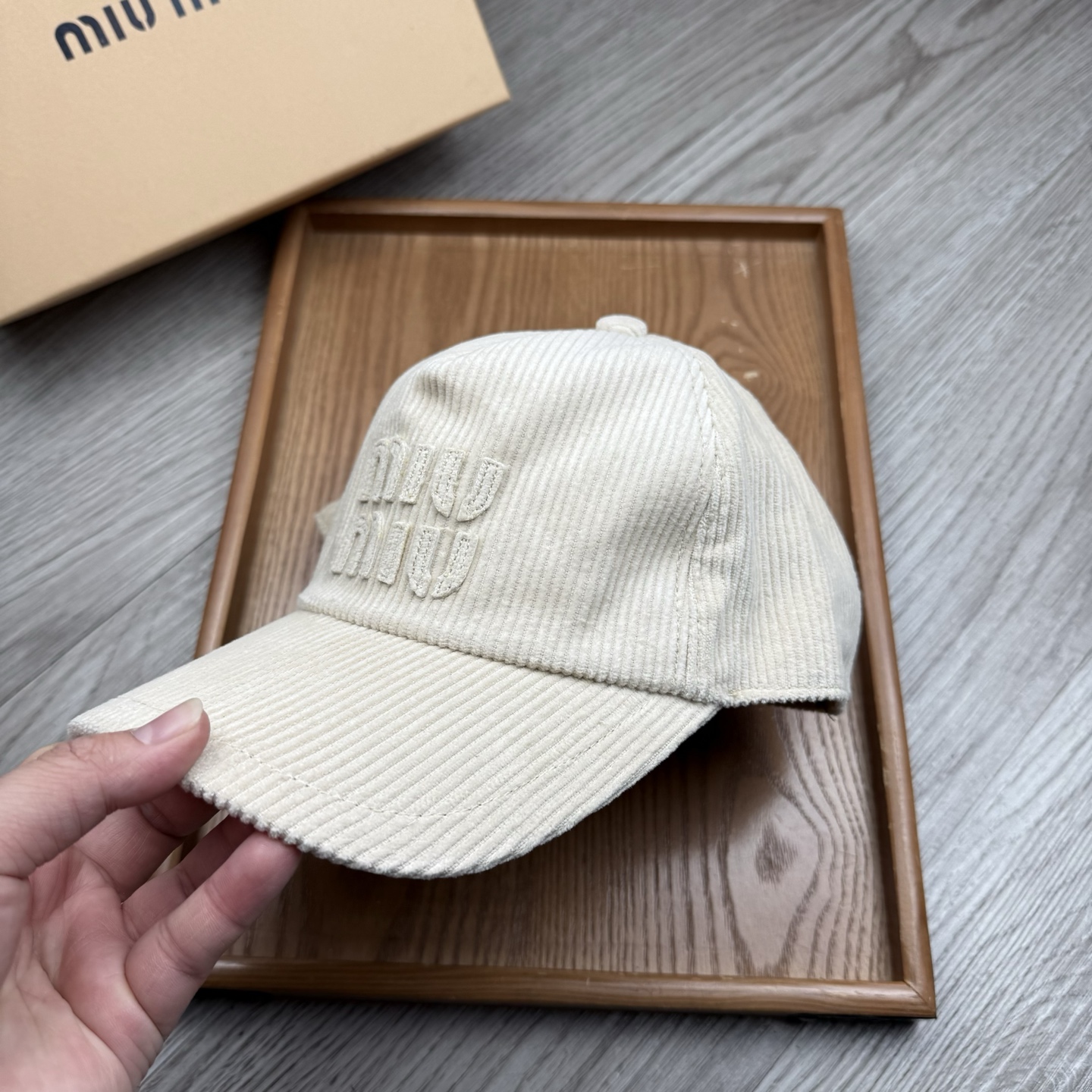 。miumiu。【配防尘袋】灯芯绒。新品棒球帽！材质：纯棉！透气性好！春天挡风，夏天防晒必备单品！颜色大