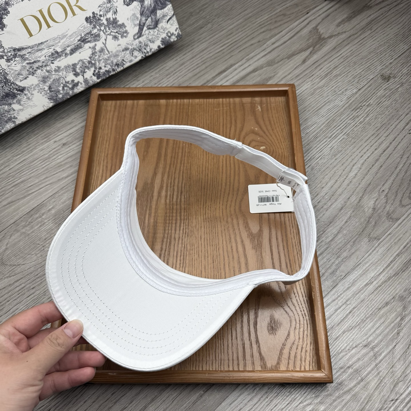 。alo。新款空顶帽，美美哒～简单大气～时尚大方～低调奢华～防晒，时尚两不误，百搭款！你值得拥有！不分码