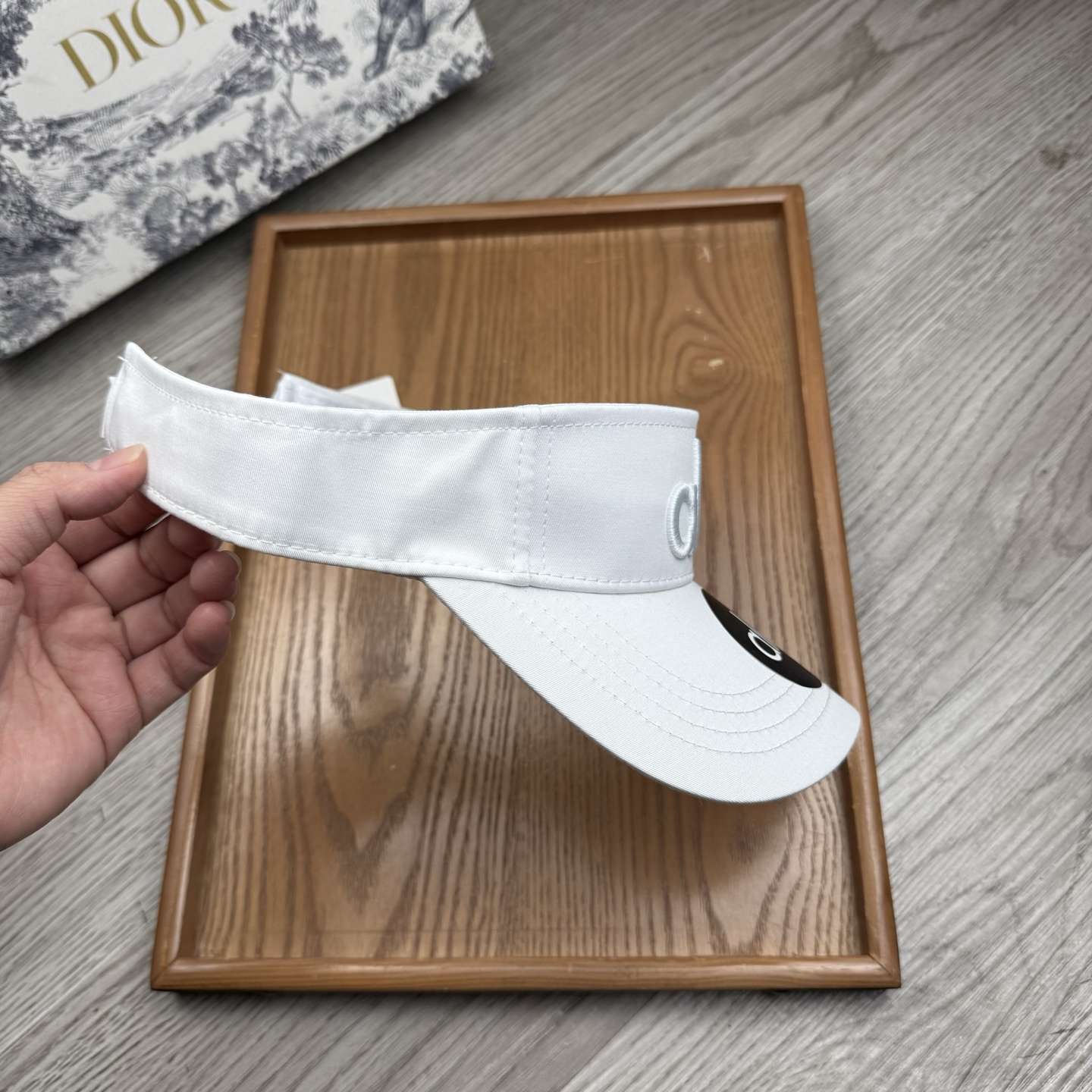 。alo。新款空顶帽，美美哒～简单大气～时尚大方～低调奢华～防晒，时尚两不误，百搭款！你值得拥有！不分码