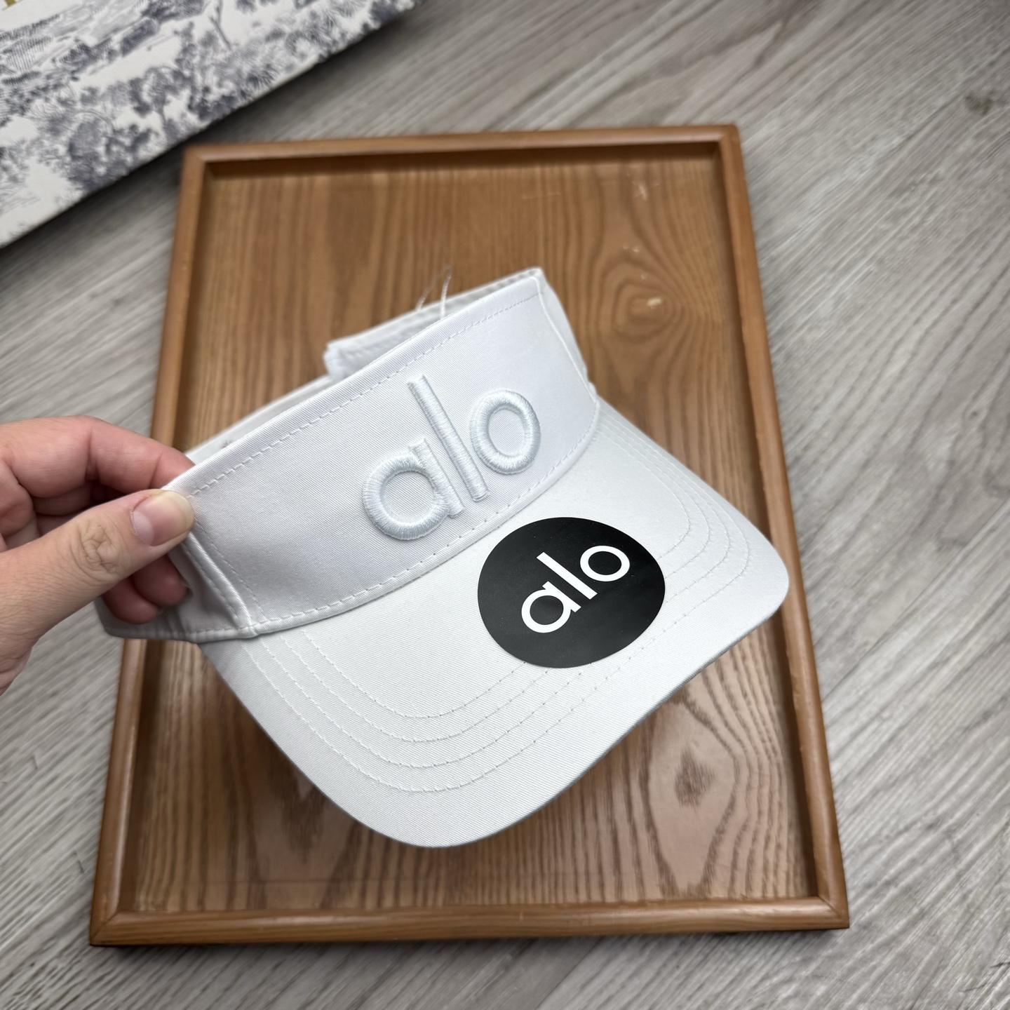 。alo。新款空顶帽，美美哒～简单大气～时尚大方～低调奢华～防晒，时尚两不误，百搭款！你值得拥有！不分码