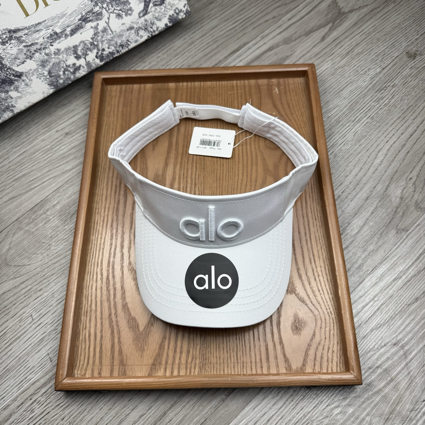 。alo。新款空顶帽，美美哒～简单大气～时尚大方～低调奢华～防晒，时尚两不误，百搭款！你值得拥有！不分码