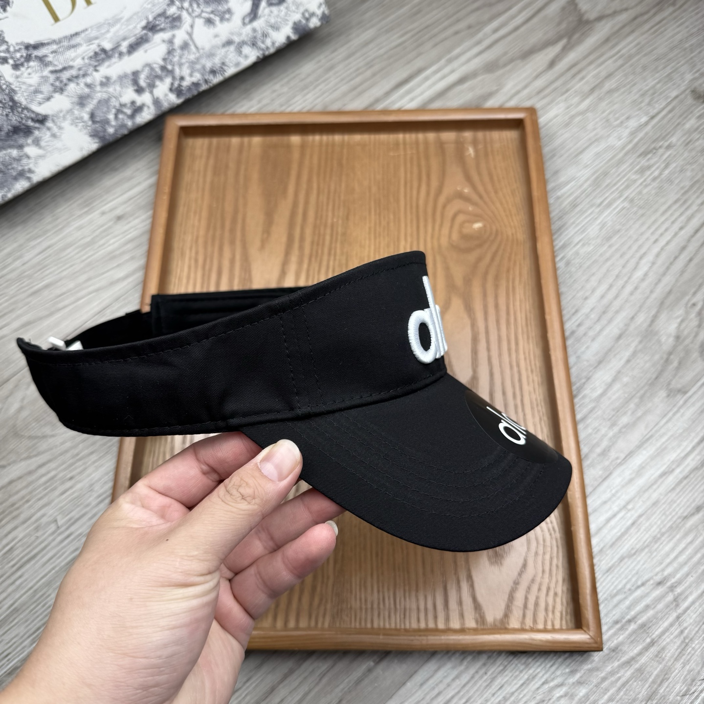 。alo。新款空顶帽，美美哒～简单大气～时尚大方～低调奢华～防晒，时尚两不误，百搭款！你值得拥有！不分码