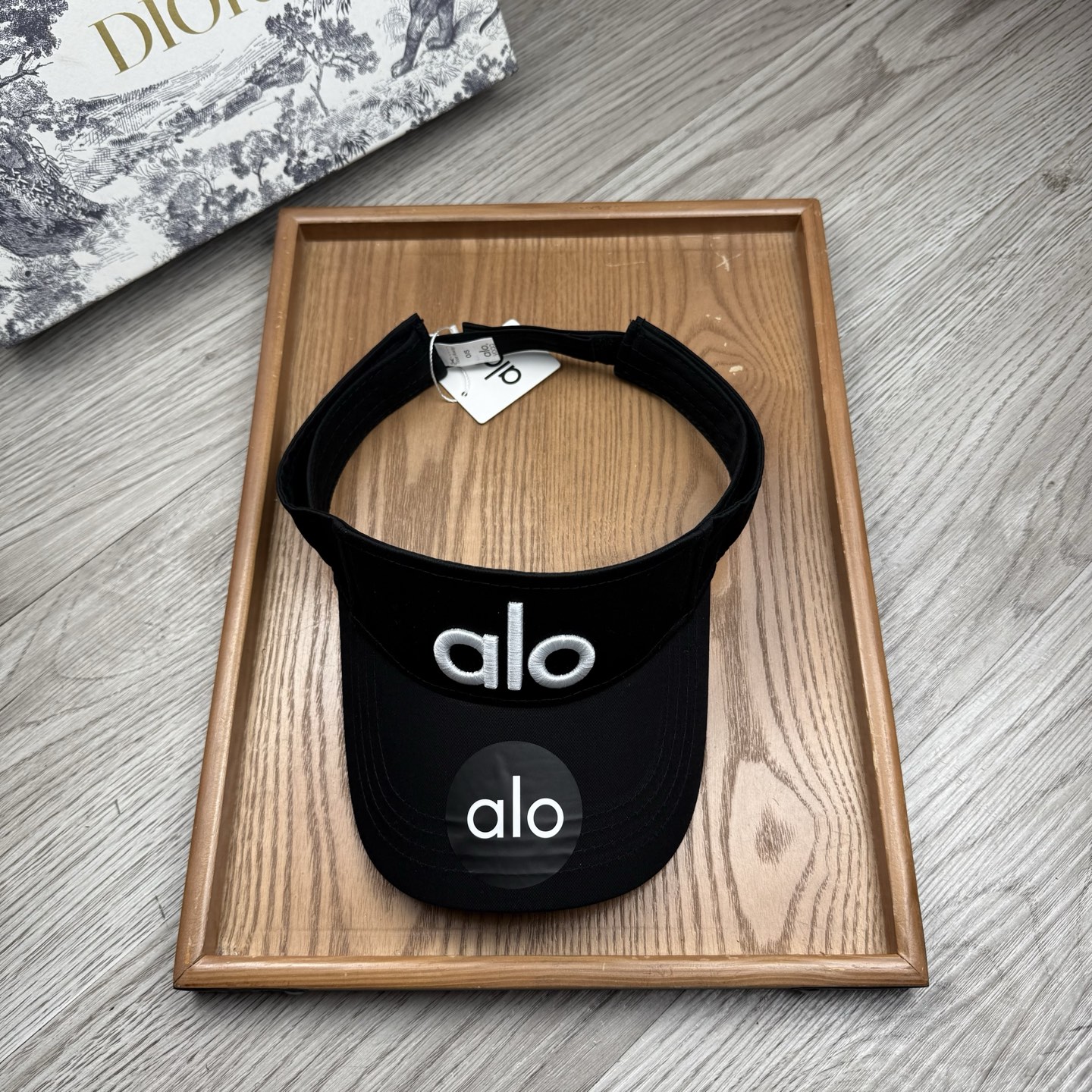 。alo。新款空顶帽，美美哒～简单大气～时尚大方～低调奢华～防晒，时尚两不误，百搭款！你值得拥有！不分码