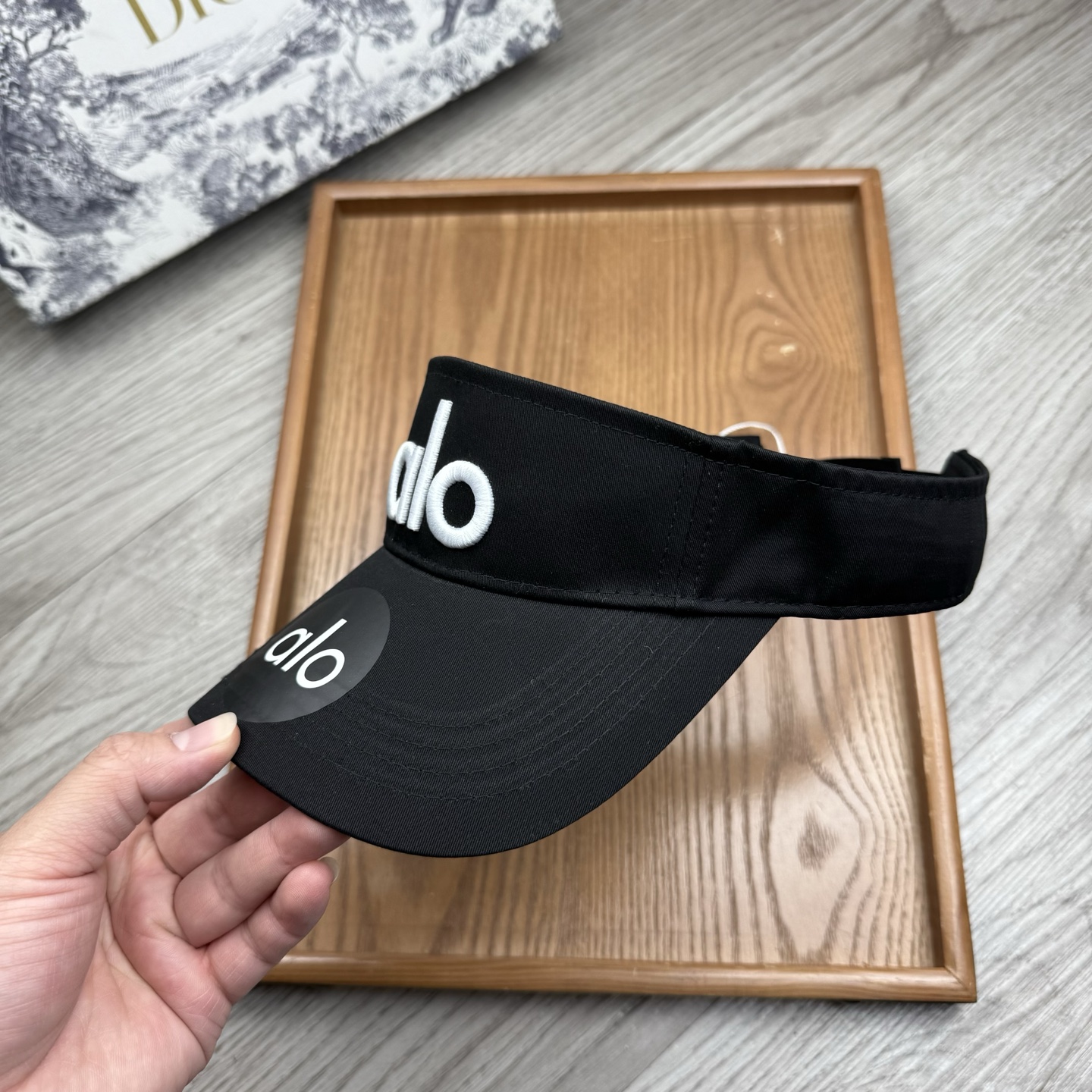 。alo。新款空顶帽，美美哒～简单大气～时尚大方～低调奢华～防晒，时尚两不误，百搭款！你值得拥有！不分码