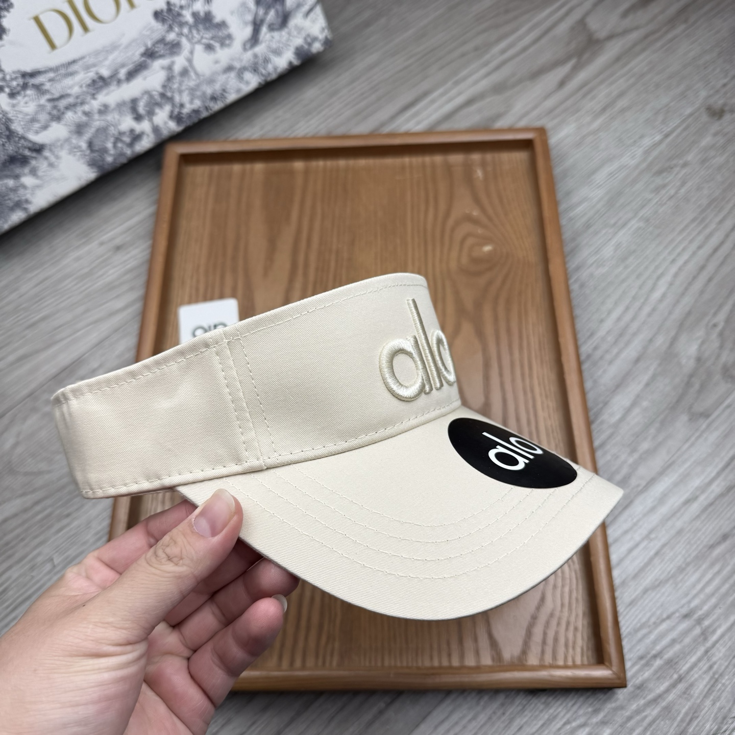 。alo。新款空顶帽，美美哒～简单大气～时尚大方～低调奢华～防晒，时尚两不误，百搭款！你值得拥有！不分码