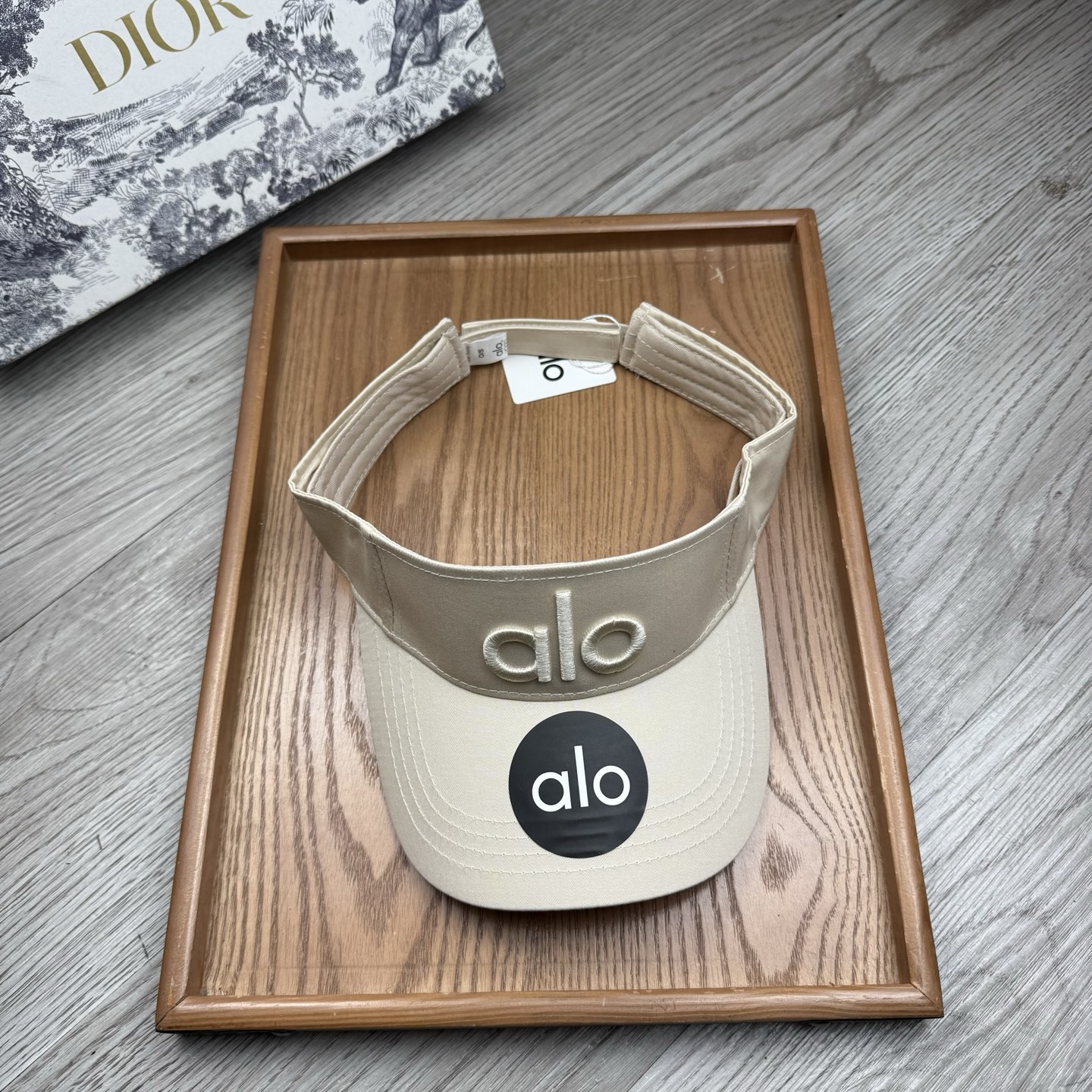 。alo。新款空顶帽，美美哒～简单大气～时尚大方～低调奢华～防晒，时尚两不误，百搭款！你值得拥有！不分码