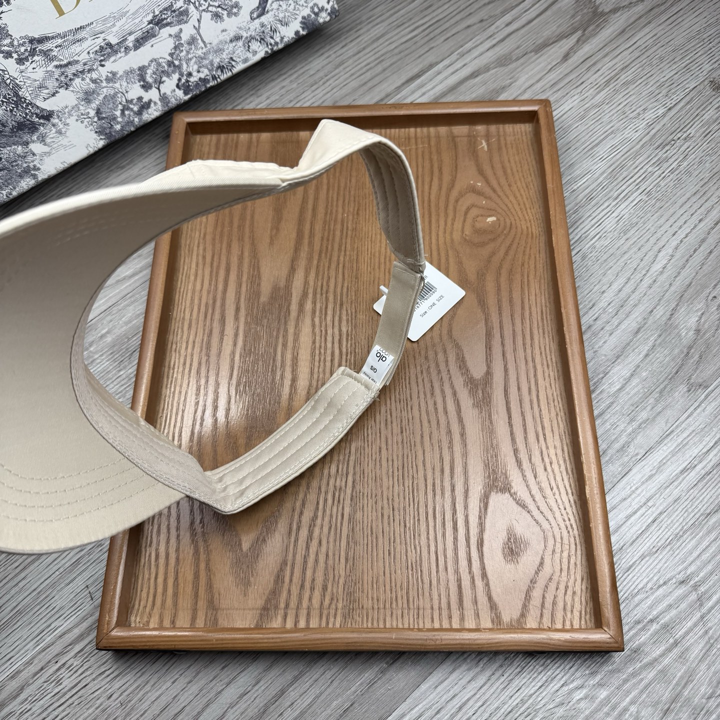 。alo。新款空顶帽，美美哒～简单大气～时尚大方～低调奢华～防晒，时尚两不误，百搭款！你值得拥有！不分码