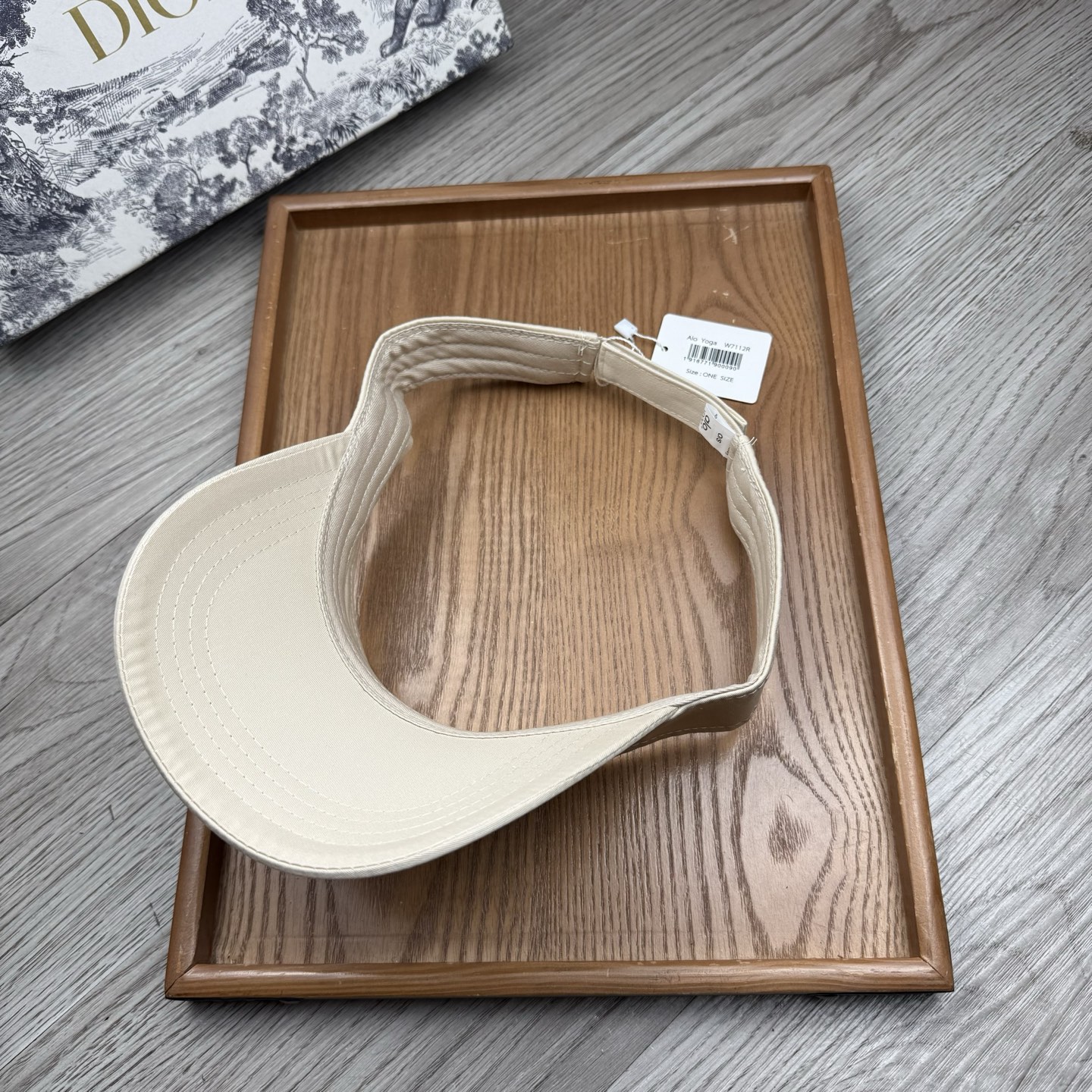 。alo。新款空顶帽，美美哒～简单大气～时尚大方～低调奢华～防晒，时尚两不误，百搭款！你值得拥有！不分码