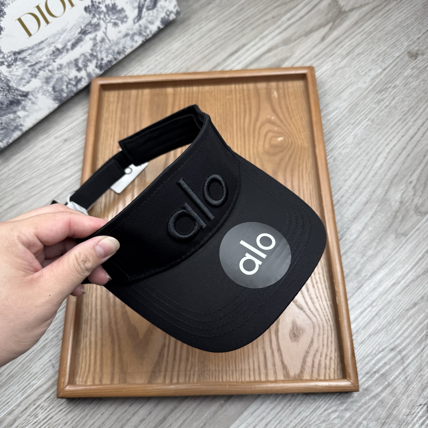 。alo。新款空顶帽，美美哒～简单大气～时尚大方～低调奢华～防晒，时尚两不误，百搭款！你值得拥有！不分码