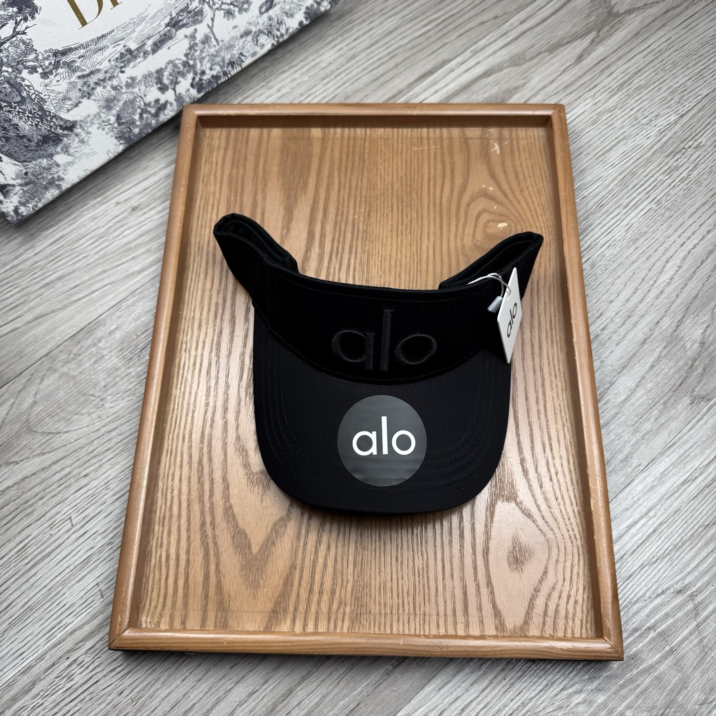 。alo。新款空顶帽，美美哒～简单大气～时尚大方～低调奢华～防晒，时尚两不误，百搭款！你值得拥有！不分码