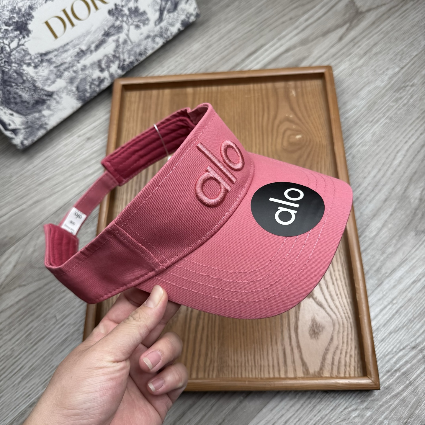 。alo。新款空顶帽，美美哒～简单大气～时尚大方～低调奢华～防晒，时尚两不误，百搭款！你值得拥有！不分码