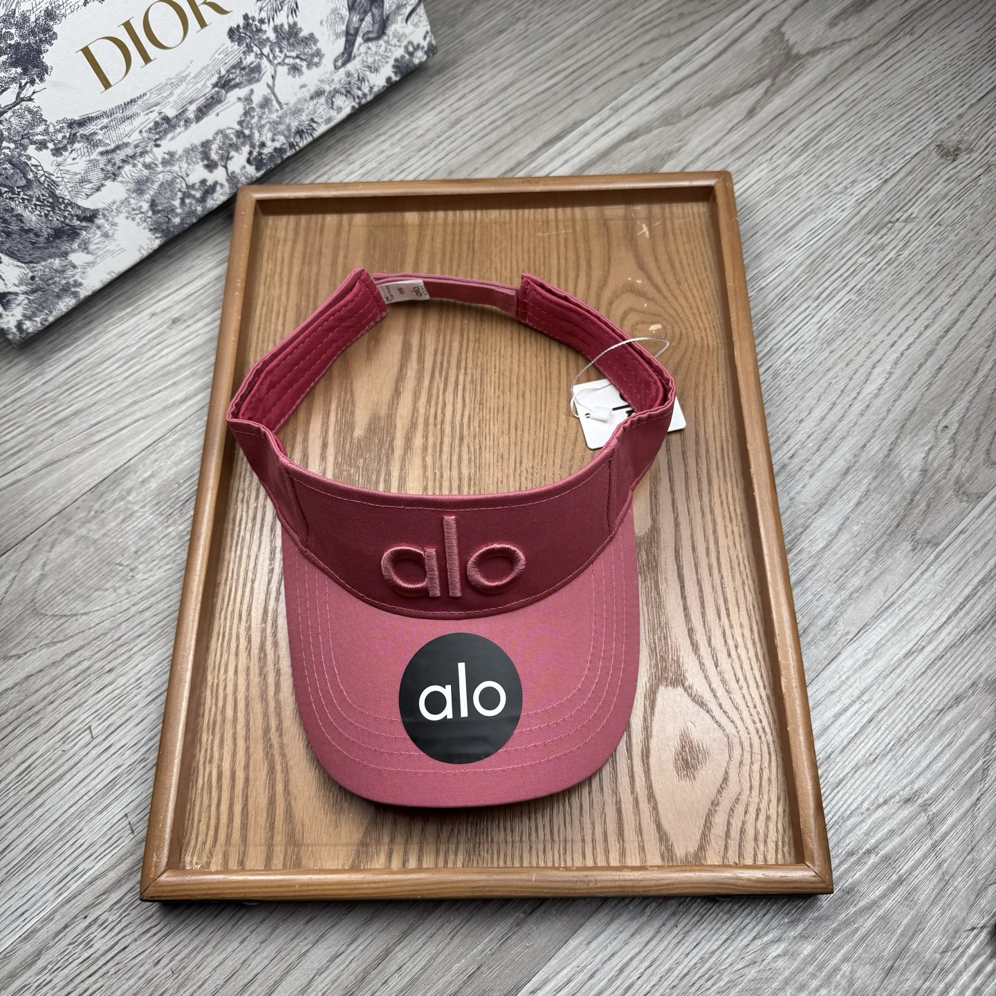 。alo。新款空顶帽，美美哒～简单大气～时尚大方～低调奢华～防晒，时尚两不误，百搭款！你值得拥有！不分码