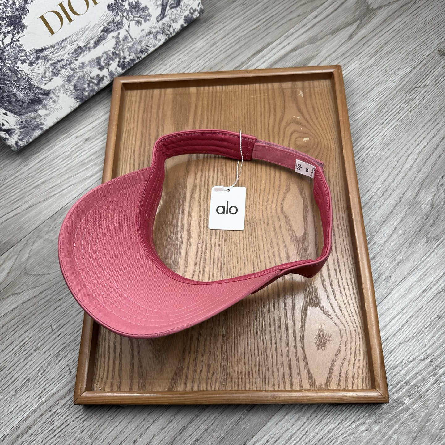 。alo。新款空顶帽，美美哒～简单大气～时尚大方～低调奢华～防晒，时尚两不误，百搭款！你值得拥有！不分码