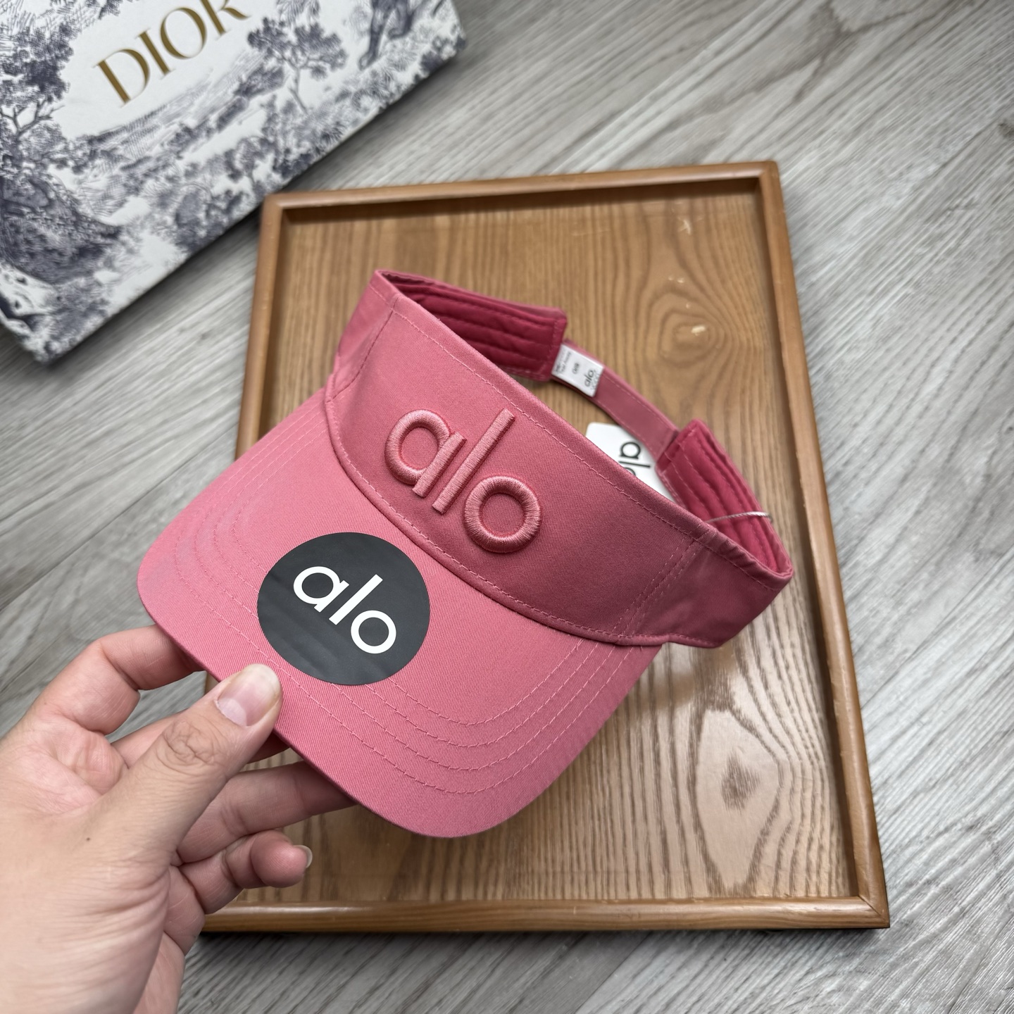 。alo。新款空顶帽，美美哒～简单大气～时尚大方～低调奢华～防晒，时尚两不误，百搭款！你值得拥有！不分码