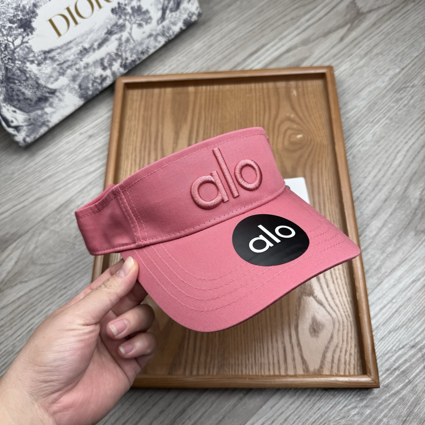 。alo。新款空顶帽，美美哒～简单大气～时尚大方～低调奢华～防晒，时尚两不误，百搭款！你值得拥有！不分码