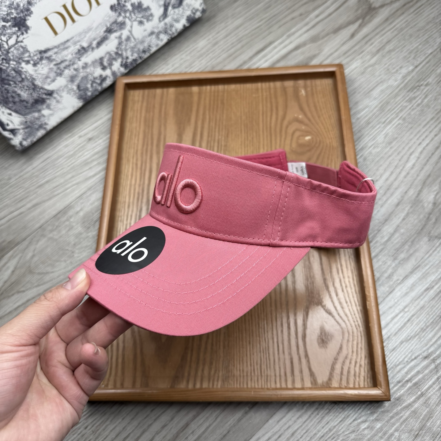 。alo。新款空顶帽，美美哒～简单大气～时尚大方～低调奢华～防晒，时尚两不误，百搭款！你值得拥有！不分码