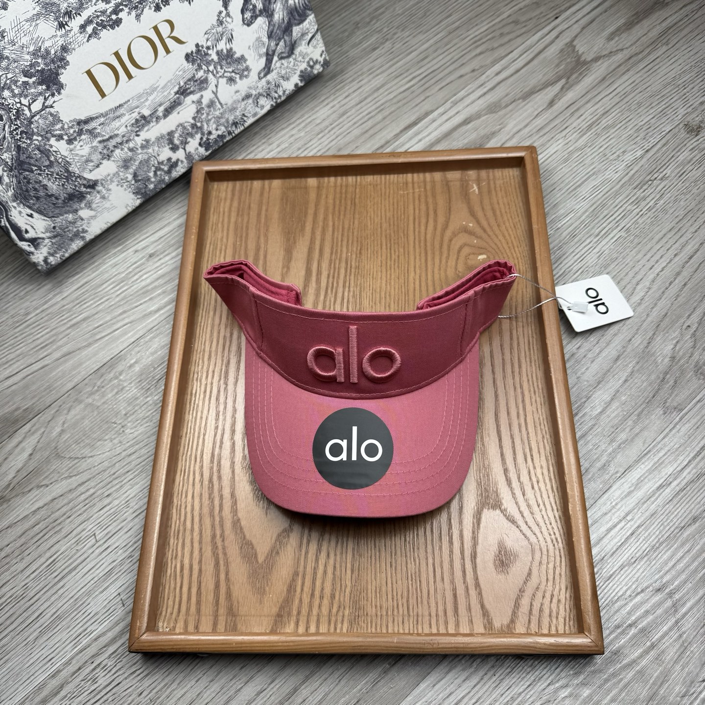 。alo。新款空顶帽，美美哒～简单大气～时尚大方～低调奢华～防晒，时尚两不误，百搭款！你值得拥有！不分码