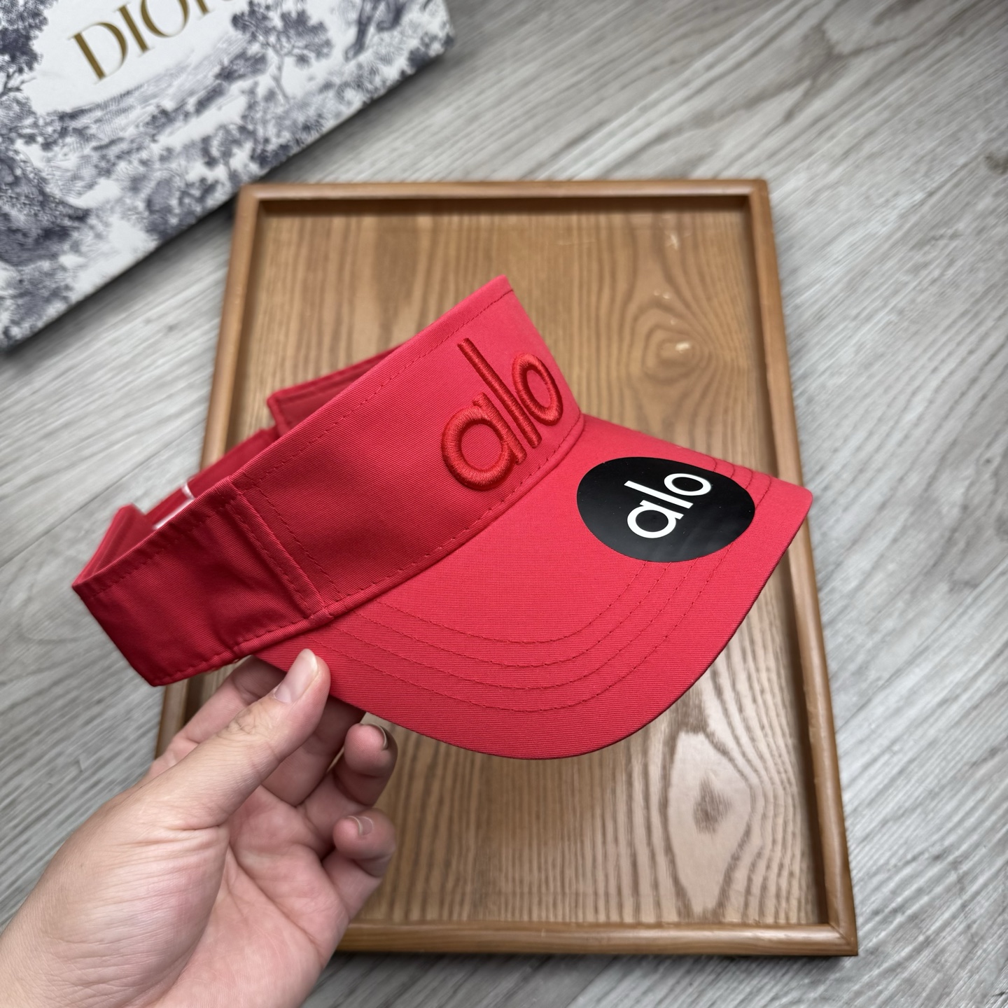 。alo。新款空顶帽，美美哒～简单大气～时尚大方～低调奢华～防晒，时尚两不误，百搭款！你值得拥有！不分码