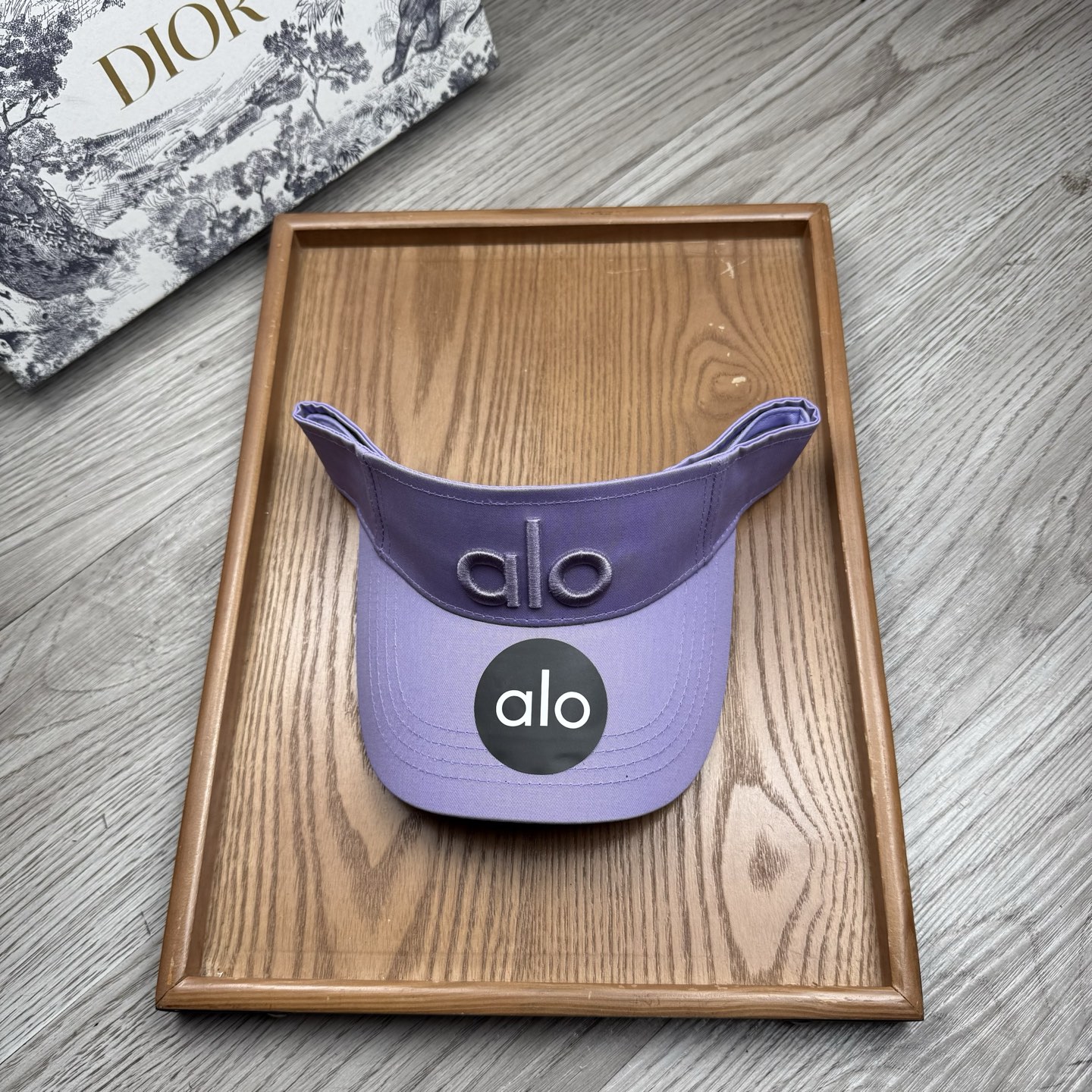 。alo。新款空顶帽，美美哒～简单大气～时尚大方～低调奢华～防晒，时尚两不误，百搭款！你值得拥有！不分码