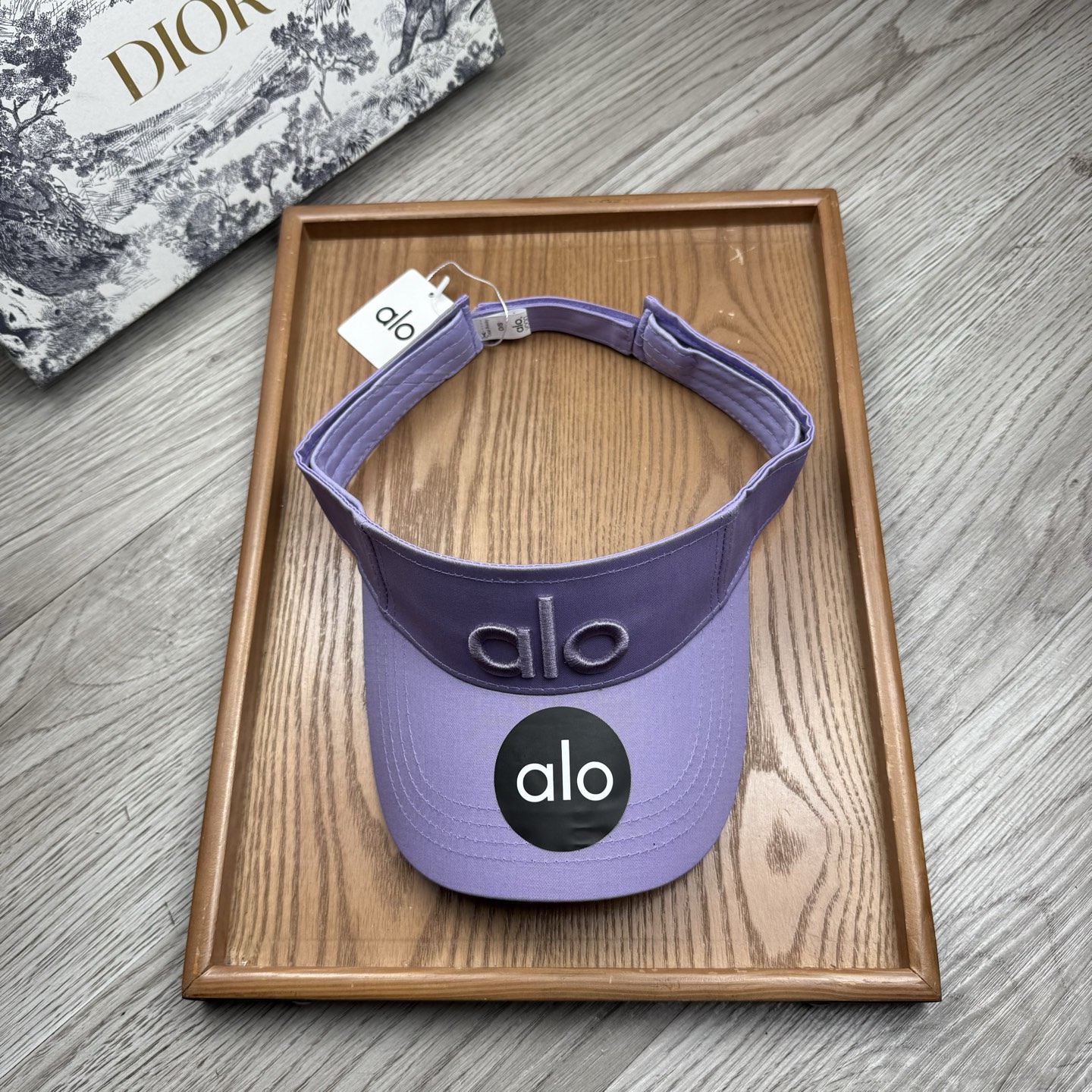 。alo。新款空顶帽，美美哒～简单大气～时尚大方～低调奢华～防晒，时尚两不误，百搭款！你值得拥有！不分码