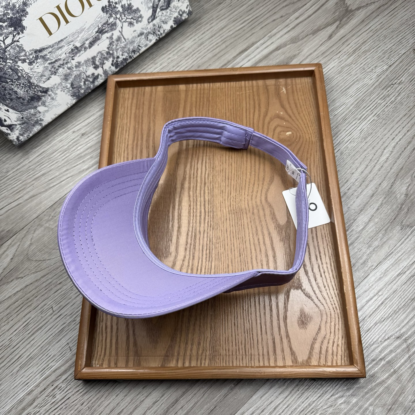 。alo。新款空顶帽，美美哒～简单大气～时尚大方～低调奢华～防晒，时尚两不误，百搭款！你值得拥有！不分码