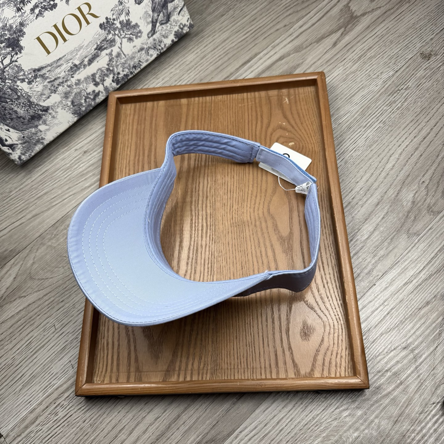 。alo。新款空顶帽，美美哒～简单大气～时尚大方～低调奢华～防晒，时尚两不误，百搭款！你值得拥有！不分码