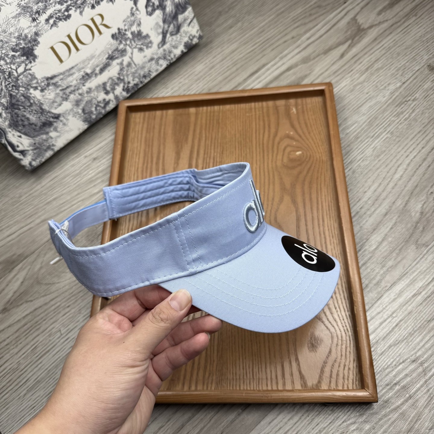 。alo。新款空顶帽，美美哒～简单大气～时尚大方～低调奢华～防晒，时尚两不误，百搭款！你值得拥有！不分码