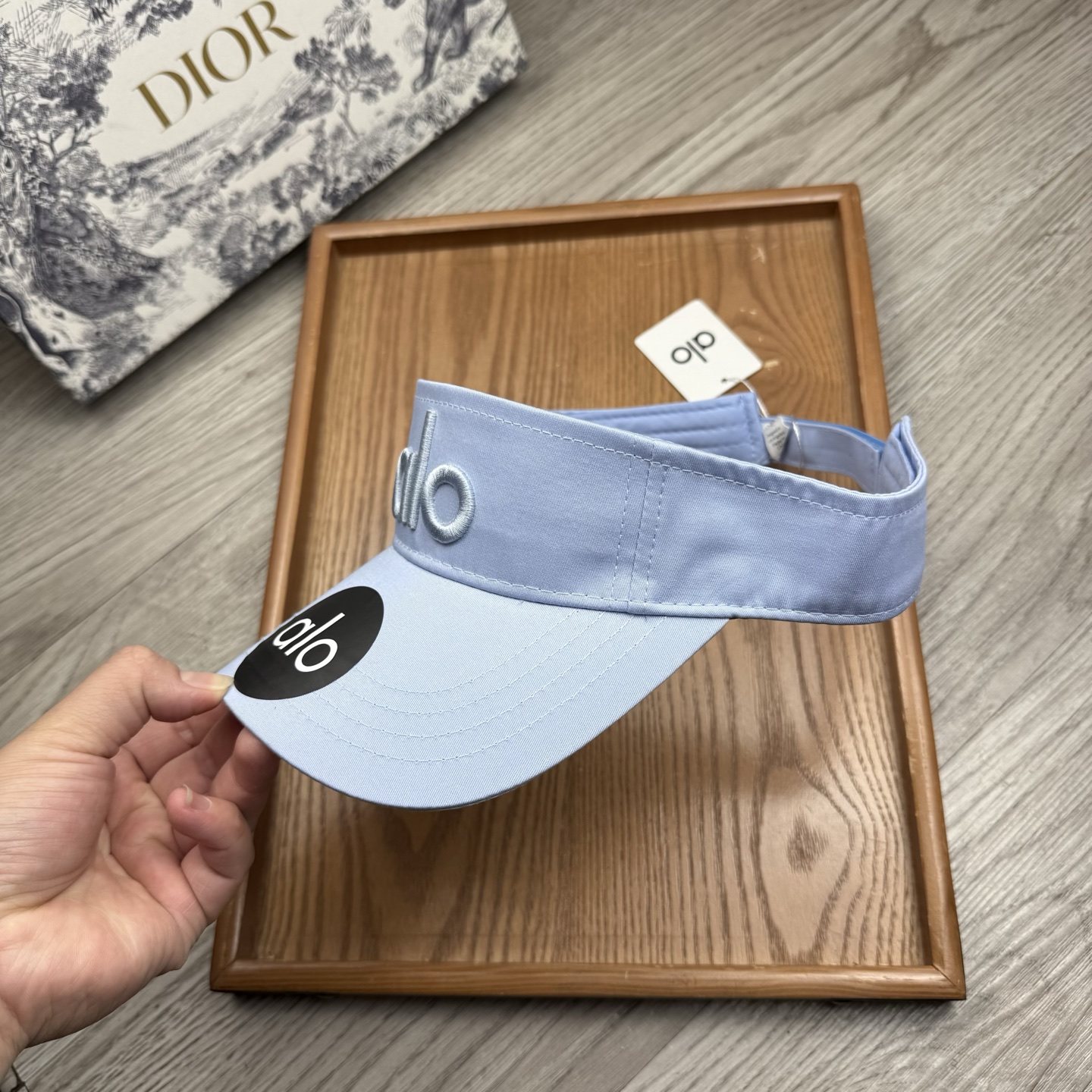 。alo。新款空顶帽，美美哒～简单大气～时尚大方～低调奢华～防晒，时尚两不误，百搭款！你值得拥有！不分码