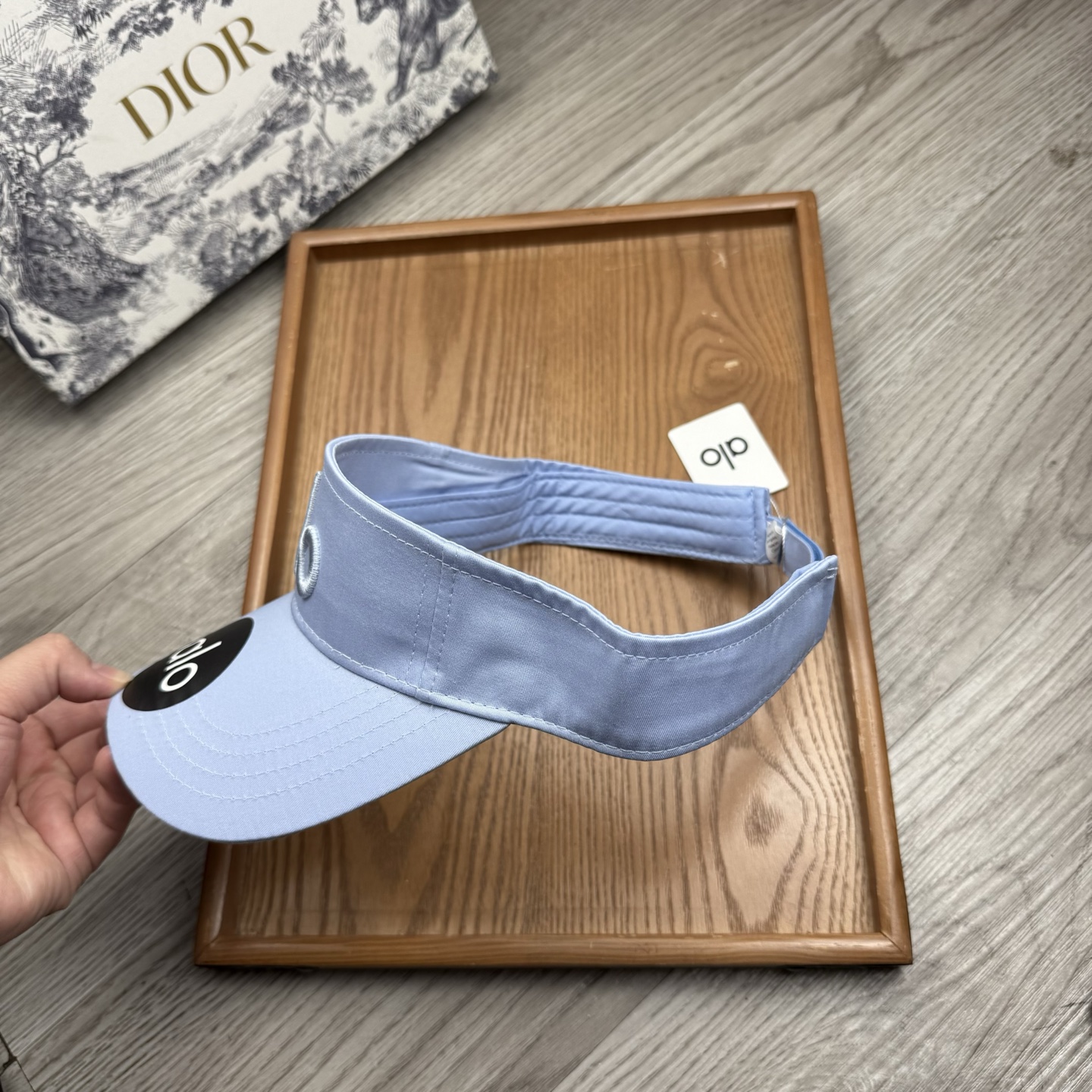 。alo。新款空顶帽，美美哒～简单大气～时尚大方～低调奢华～防晒，时尚两不误，百搭款！你值得拥有！不分码