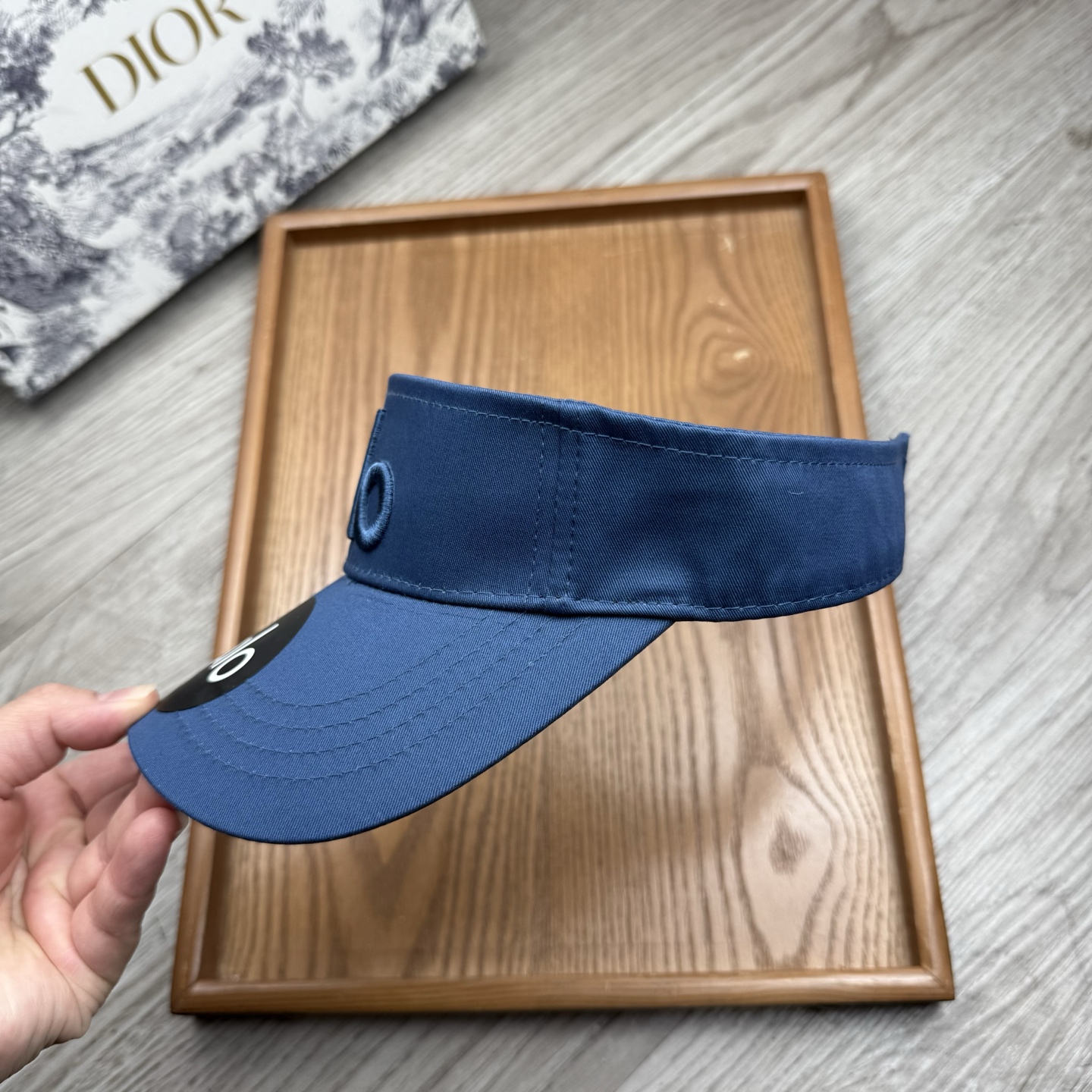 。alo。新款空顶帽，美美哒～简单大气～时尚大方～低调奢华～防晒，时尚两不误，百搭款！你值得拥有！不分码