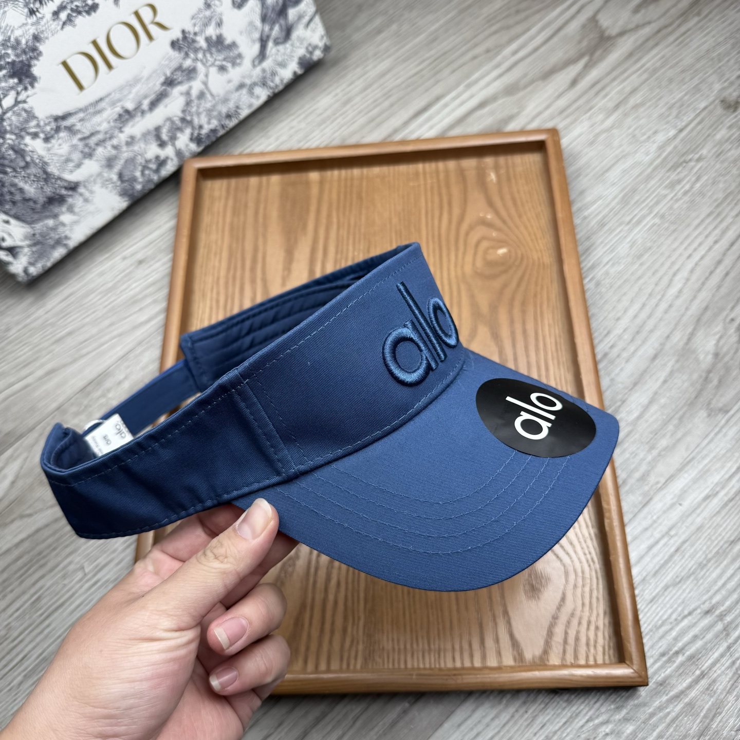 。alo。新款空顶帽，美美哒～简单大气～时尚大方～低调奢华～防晒，时尚两不误，百搭款！你值得拥有！不分码