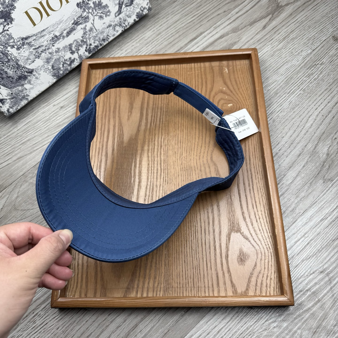 。alo。新款空顶帽，美美哒～简单大气～时尚大方～低调奢华～防晒，时尚两不误，百搭款！你值得拥有！不分码