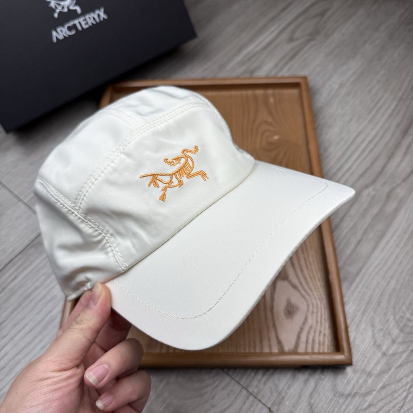 。始祖鸟。【配防尘袋】新品棒球帽！材质：纯棉！透气性好！春天挡风，夏天防晒必备单品！颜色大气！款式新颖别