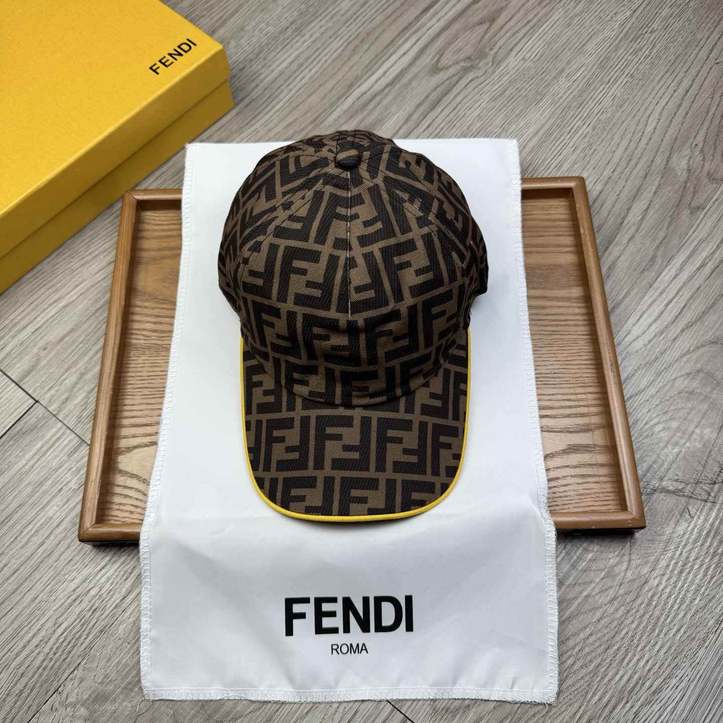 NO:356571,.F Home. Old-fashioned flat-brimmed hat [1:1 mold custom baseball cap] original inner logo!  With original encoding!  The latest counter model!  Original fabric!  The details are perfect, original quality, exclusive physical shots, suitable for men and women. They are equipped with original boxes, cloth bags, and counter-on-page versions!  Hat Straw Hat Fisherman Hat Baseball Hats, Hats, Fendi, espadrilles, hats.F家.包边老花平沿帽【1:1开模定制棒球帽】原版内里原版标！带原版编码！专柜最新款！原厂布料！细节堪称完美,原厂品质,独家实物拍摄,男女适用.配原版盒子,布袋,专柜对版现货！帽子草帽渔夫帽棒球帽,帽子,fendi,espadrilles,hats,hat