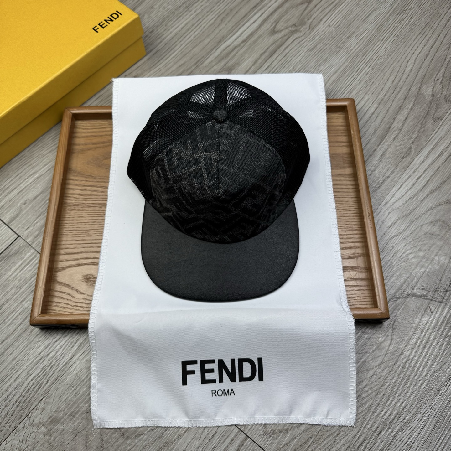 NO:356509,.F Home. Net hat soft ridge old flower flat brim hat [1:1 open mold custom baseball hat] original inner logo!  With original encoding!  The latest counter model!  Original fabric!  The details are perfect, original quality, exclusive physical shots, suitable for men and women. They are equipped with original boxes, cloth bags, and counter-on-page versions!  Hat Straw Hat Fisherman Hat Baseball Hats, Hats, Fendi, espadrilles, hats.F家.网帽软沿老花平沿帽【1:1开模定制棒球帽】原版内里原版标！带原版编码！专柜最新款！原厂布料！细节堪称完美,原厂品质,独家实物拍摄,男女适用.配原版盒子,布袋,专柜对版现货！帽子草帽渔夫帽棒球帽,帽子,fendi,espadrilles,hats,hat