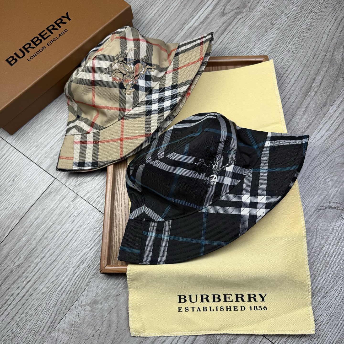 NO:356523,.B Home [1:1 open mold custom fisherman hat] original interior original logo!  With original encoding!  The latest counter model!  Original fabric!  The details are perfect, original quality, exclusive physical shots, suitable for men and women. They are equipped with original boxes, cloth bags, and counter-on-page versions!  Hat Straw Hat Fisherman Hat Baseball Hat, Hats, espadrilles, hats.B家【1:1开模定制渔夫帽】原版内里原版标！带原版编码！专柜最新款！原厂布料！细节堪称完美,原厂品质,独家实物拍摄,男女适用.配原版盒子,布袋,专柜对版现货！帽子草帽渔夫帽棒球帽,帽子,espadrilles,hats,hat